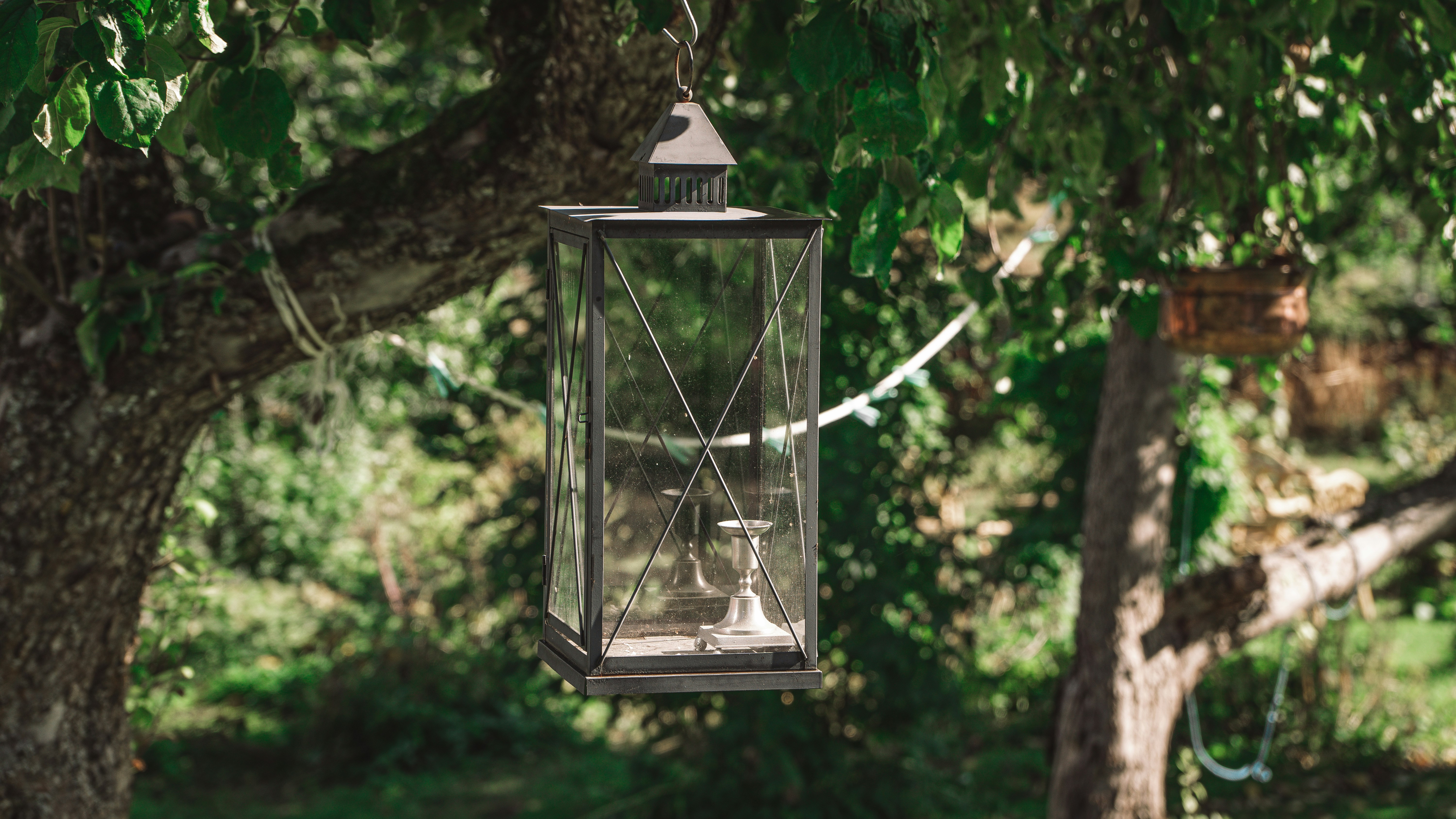 vintage garden lantern, wallpaper, Affordable Victorian Table Lamp for Outdoor Patio: A Guide 6