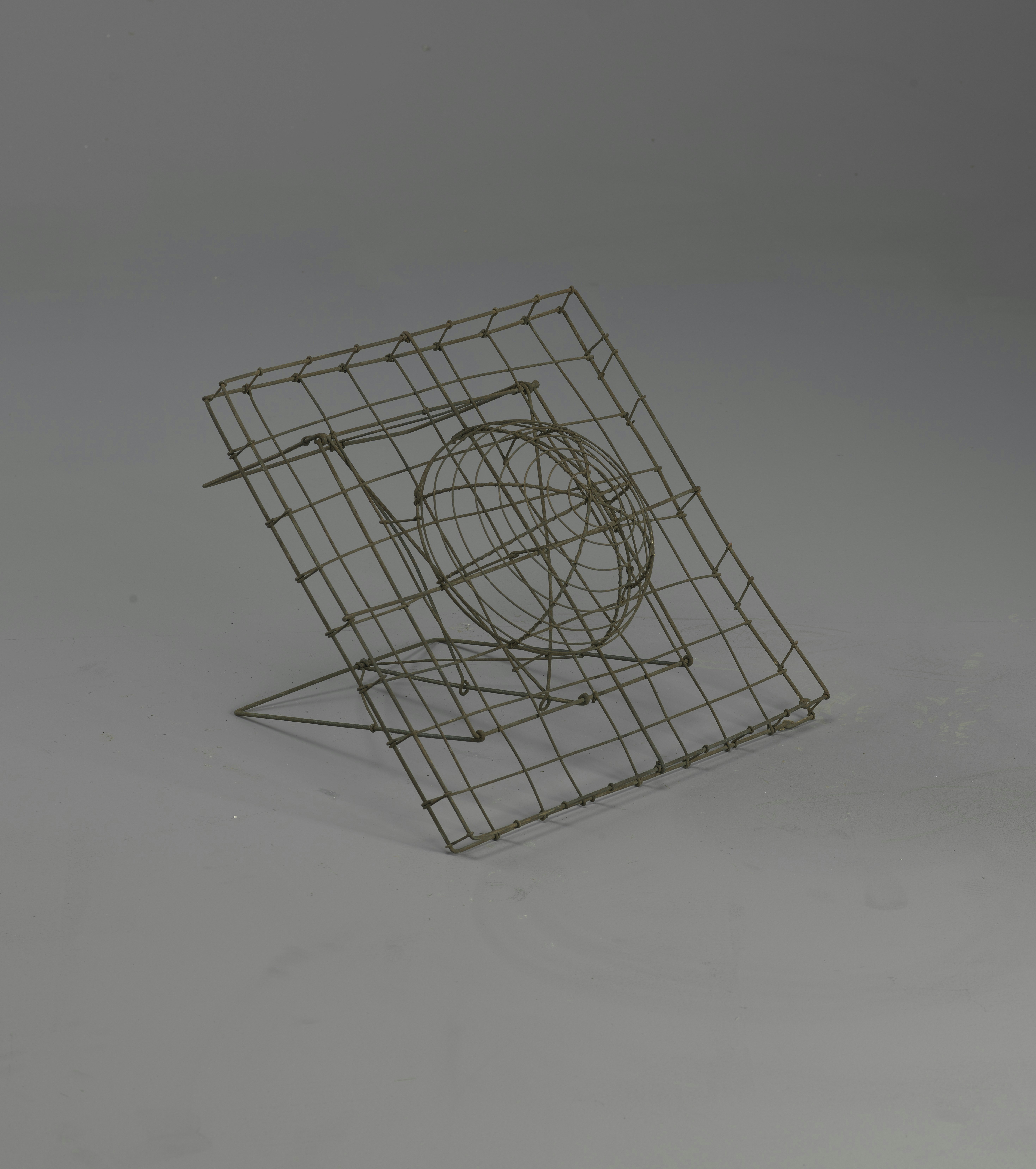 Drahtskulptur mit geometrischen Formen auf grauem Hintergrund