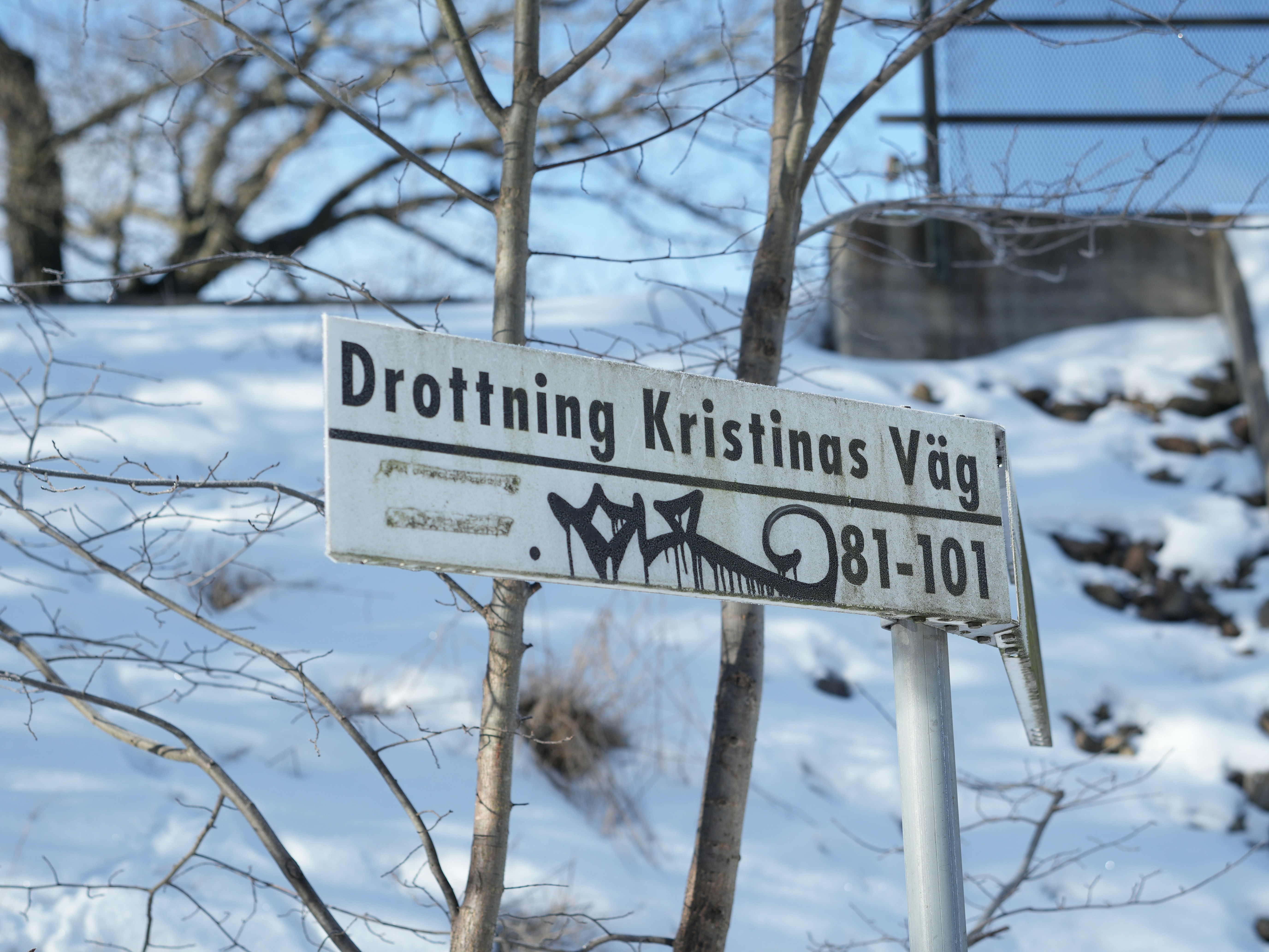 Street sign for drottning kristinas väg in winter