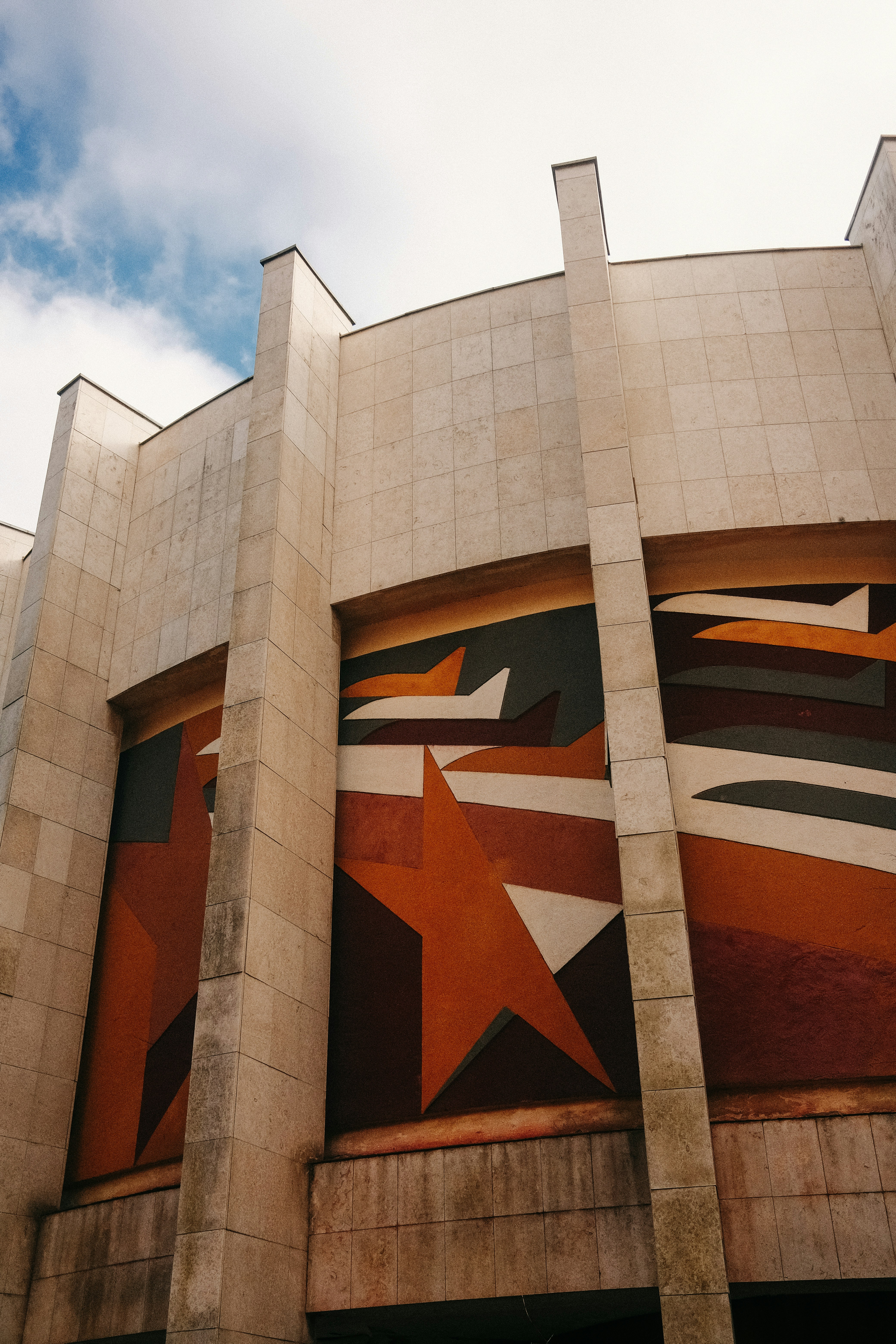 Fachada del edificio con grandes murales estrellados y diseños geométricos