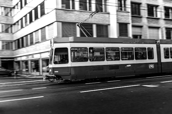 Tramwaj miejski w dynamicznym ujęciu