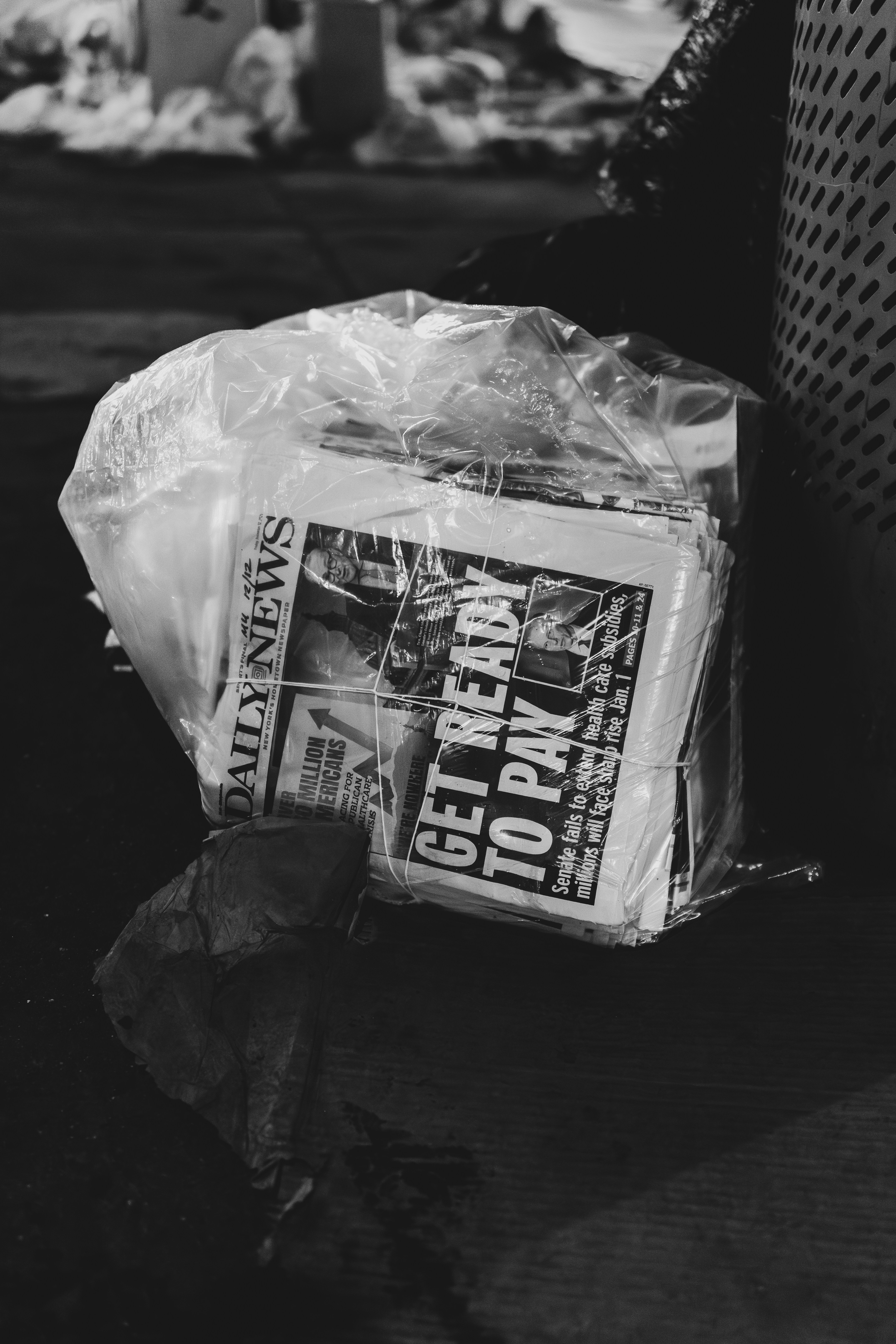Tageszeitungen in Frischhaltefolie eingewickelt