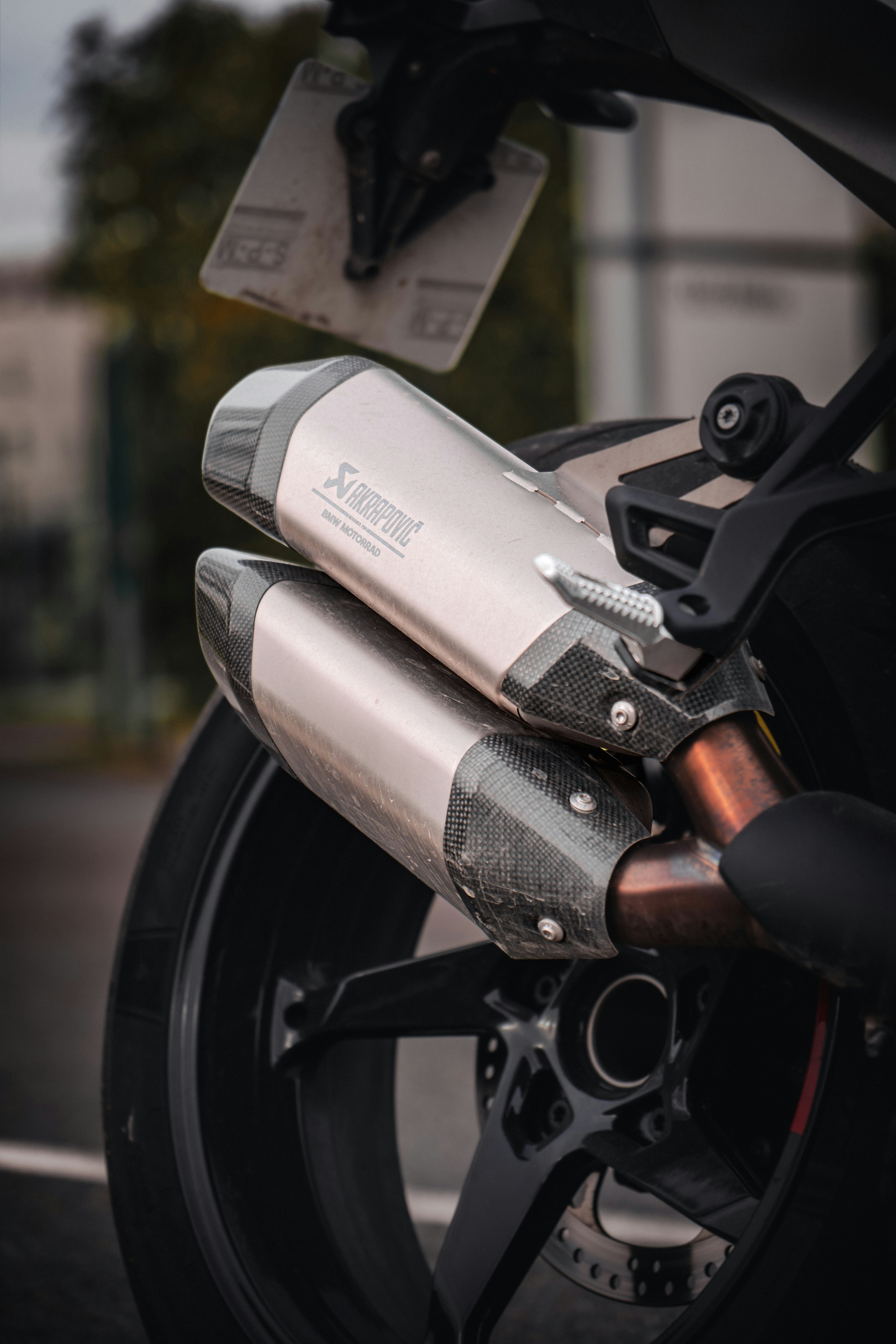 Nahaufnahme eines Motorrad-Auspuffrohrs