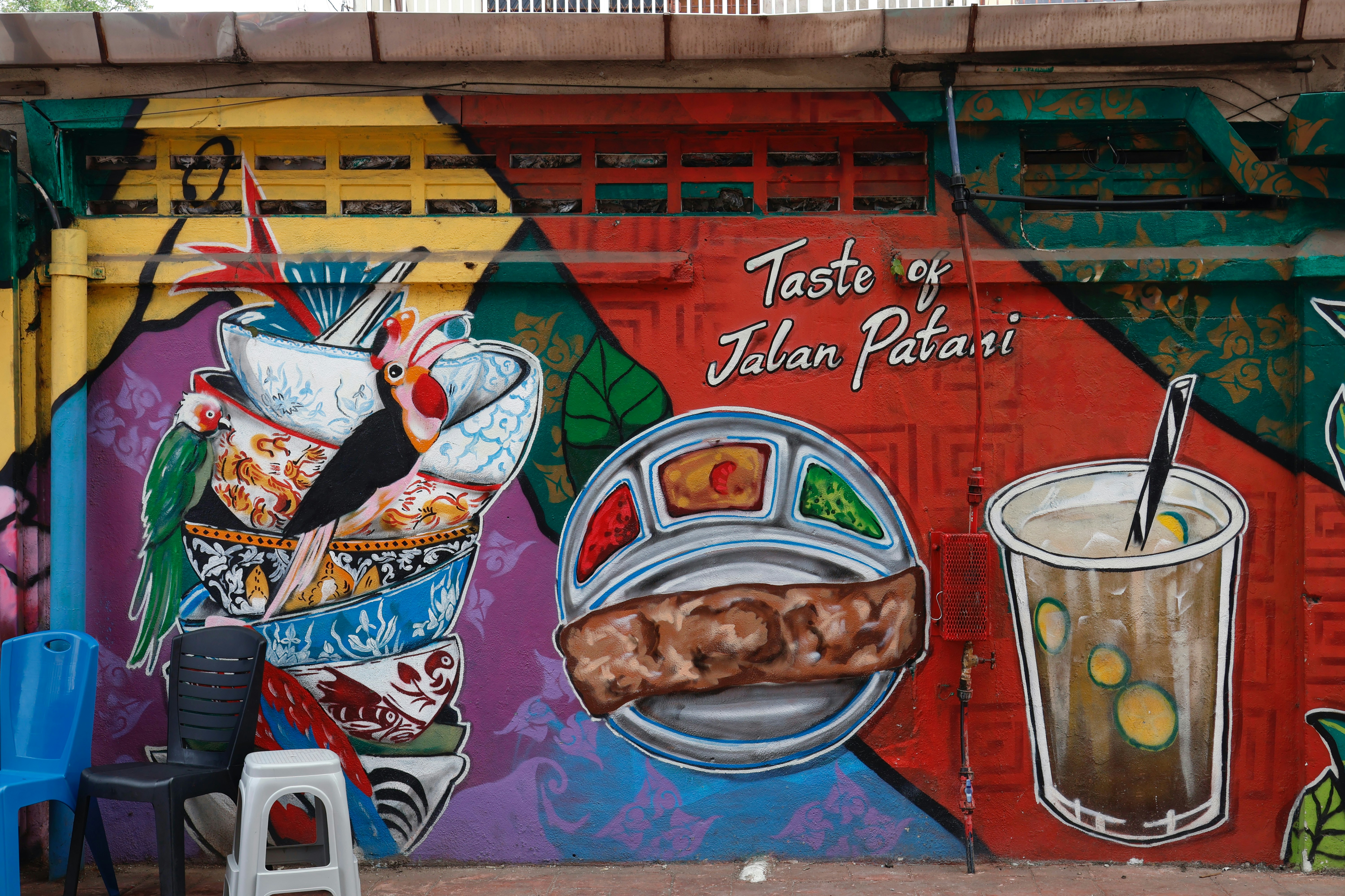 Mural warna-warni dengan ilustrasi makanan dan minuman.