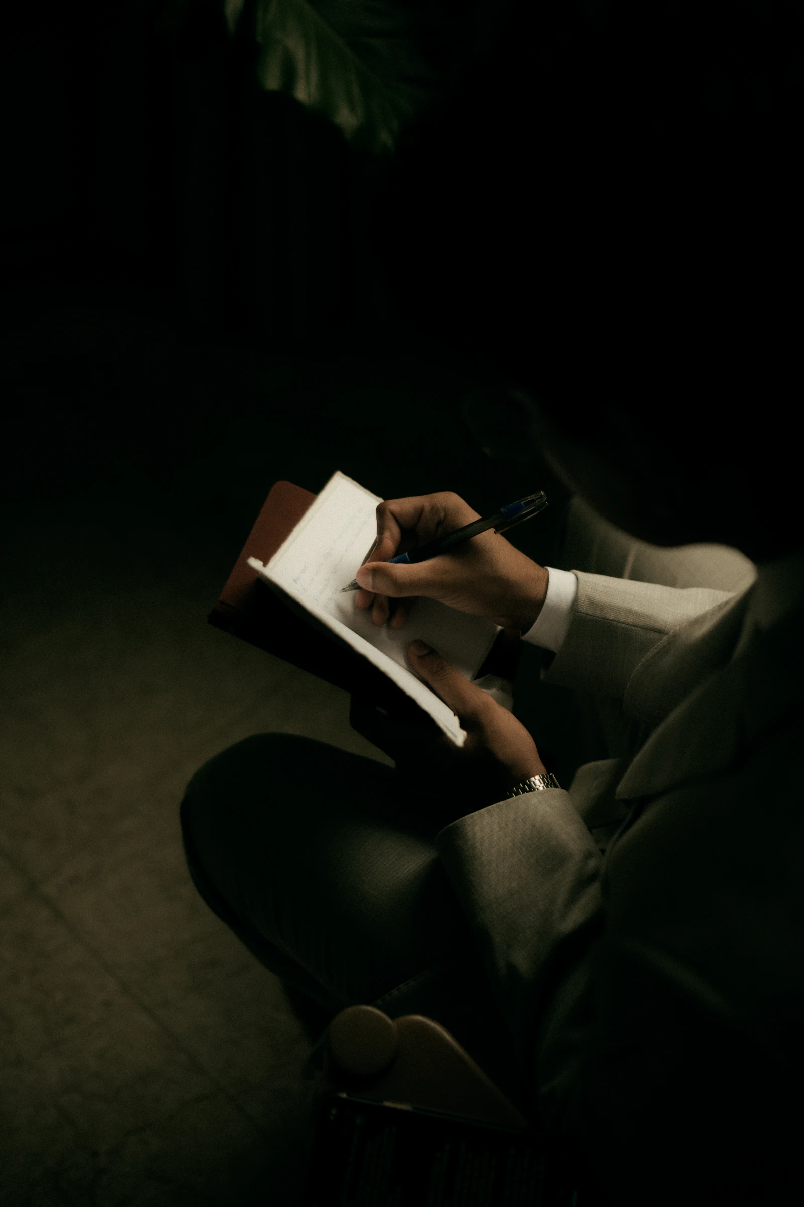 ノートに自分の考えを書き出している様子
