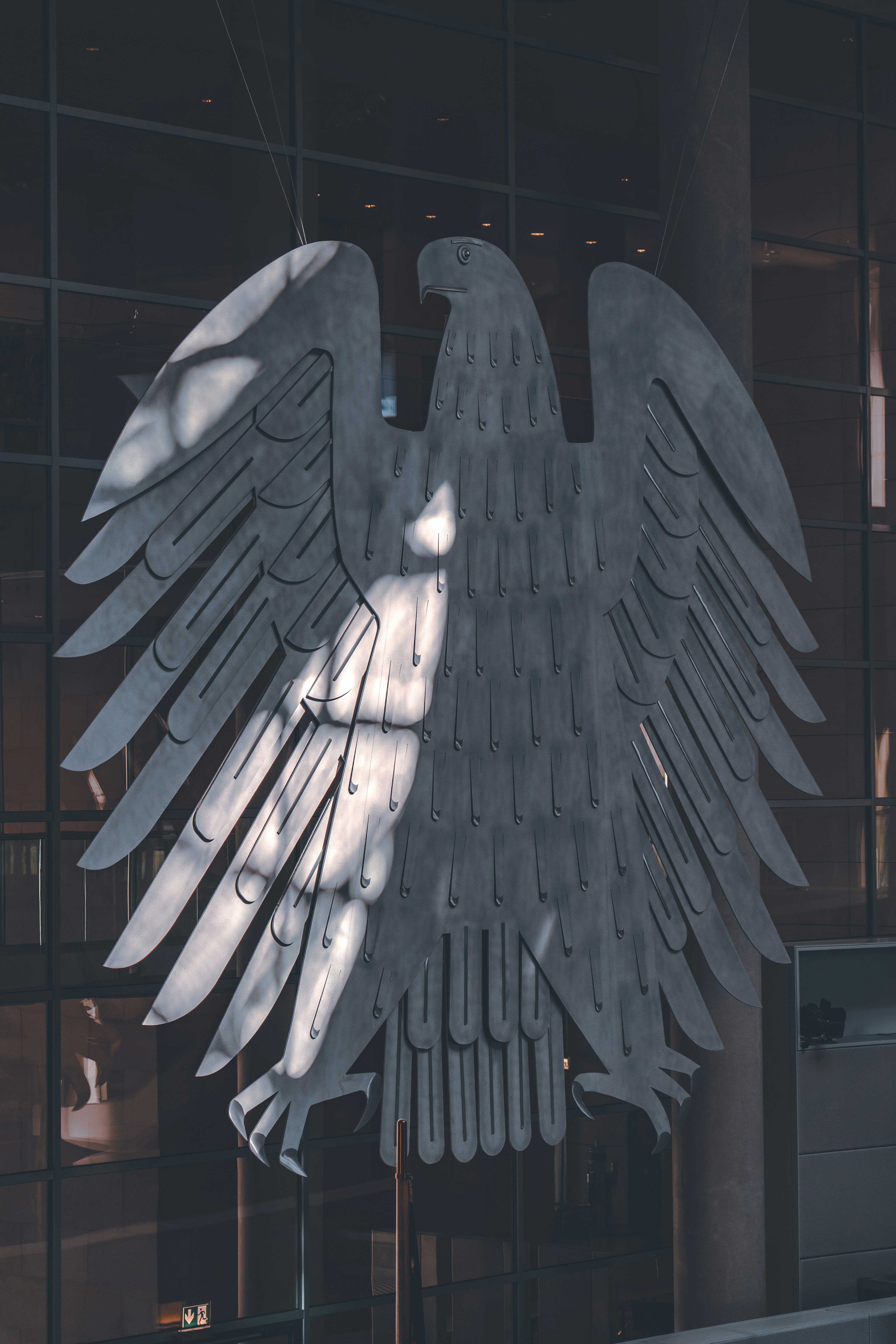 屋内には大きな金属製の鷲の紋章が掛けられています