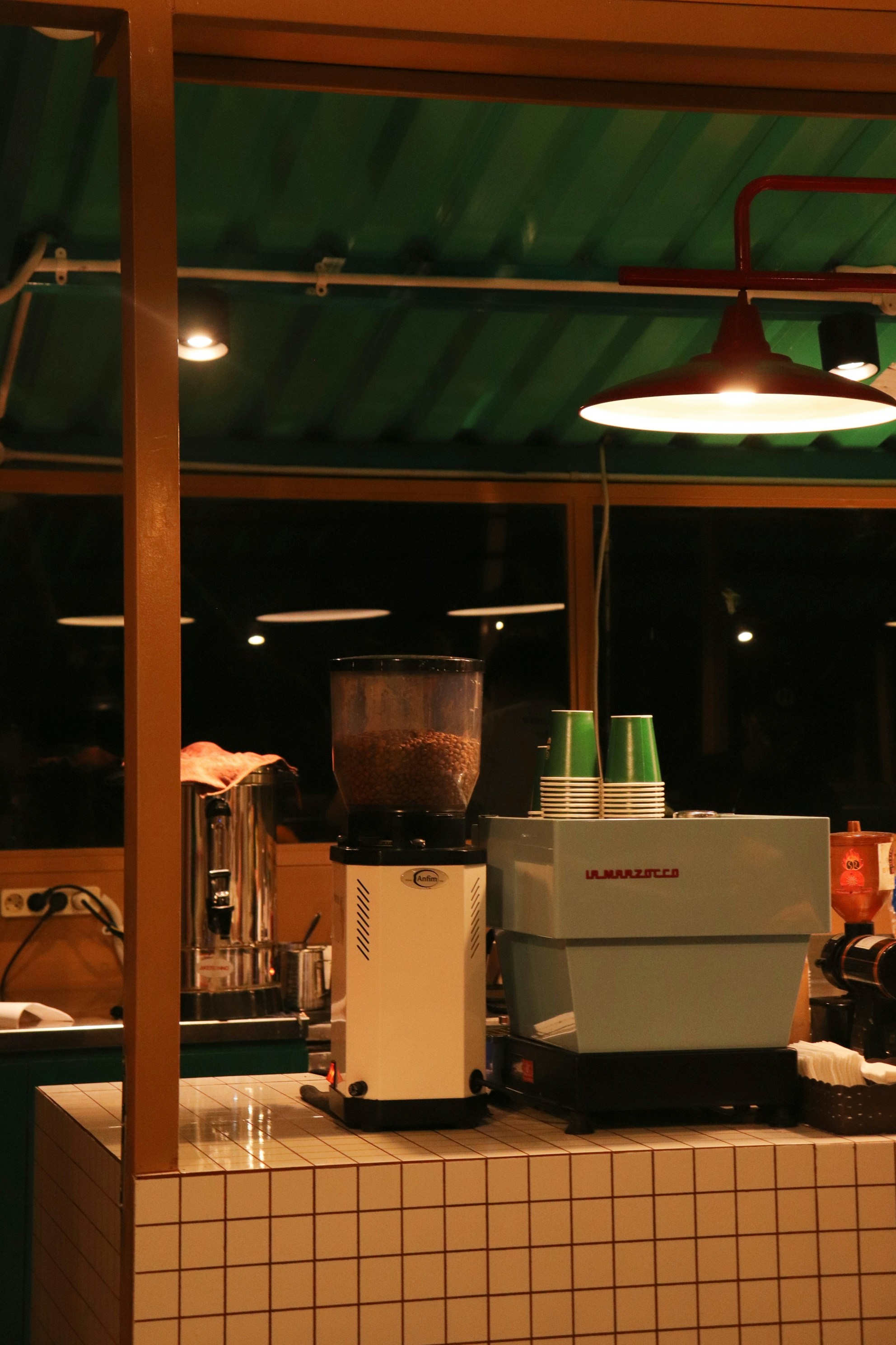 Moulin à café et machine à espresso au comptoir