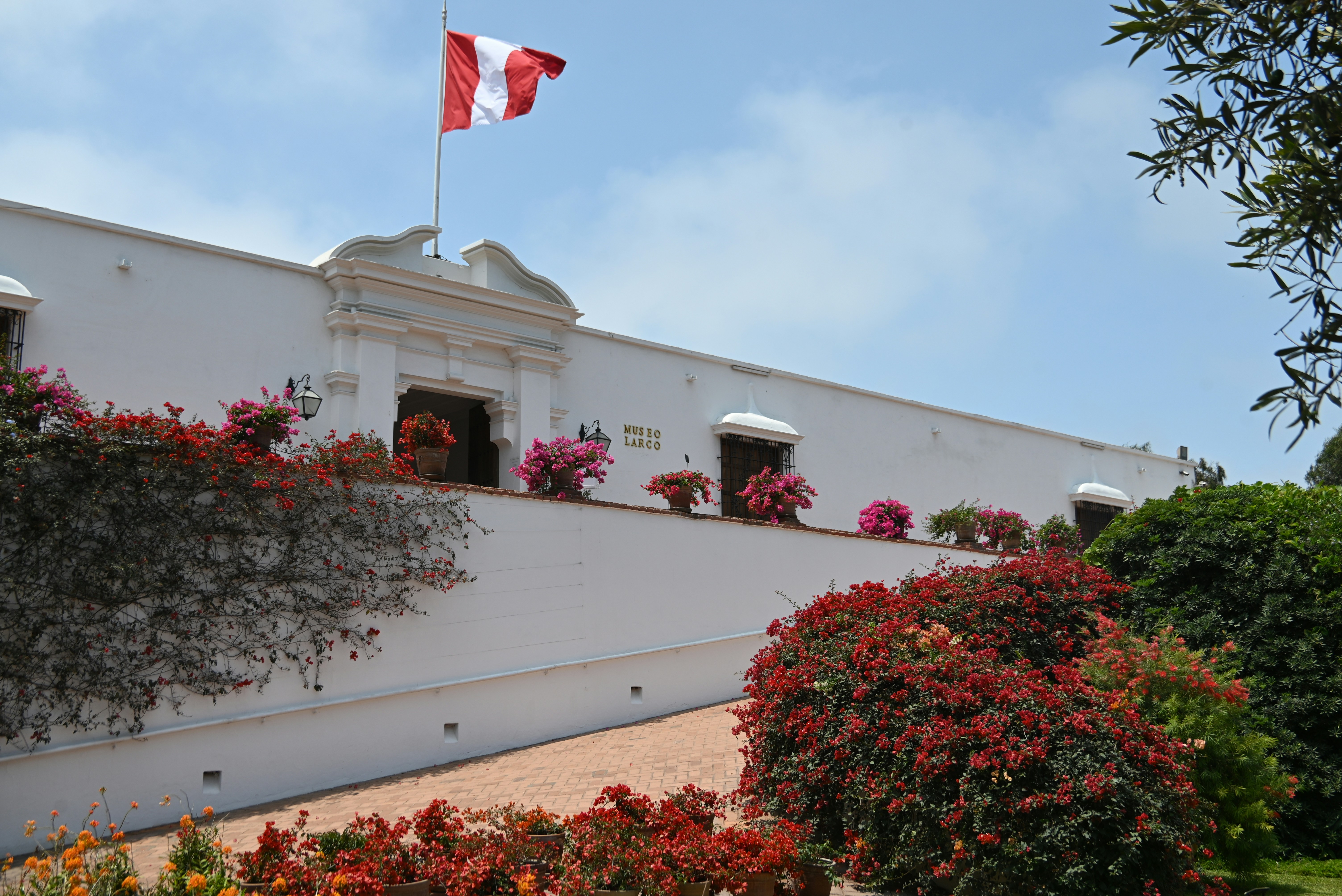 Fachada institucional en Lima tras anuncio de nueva norma administrativa