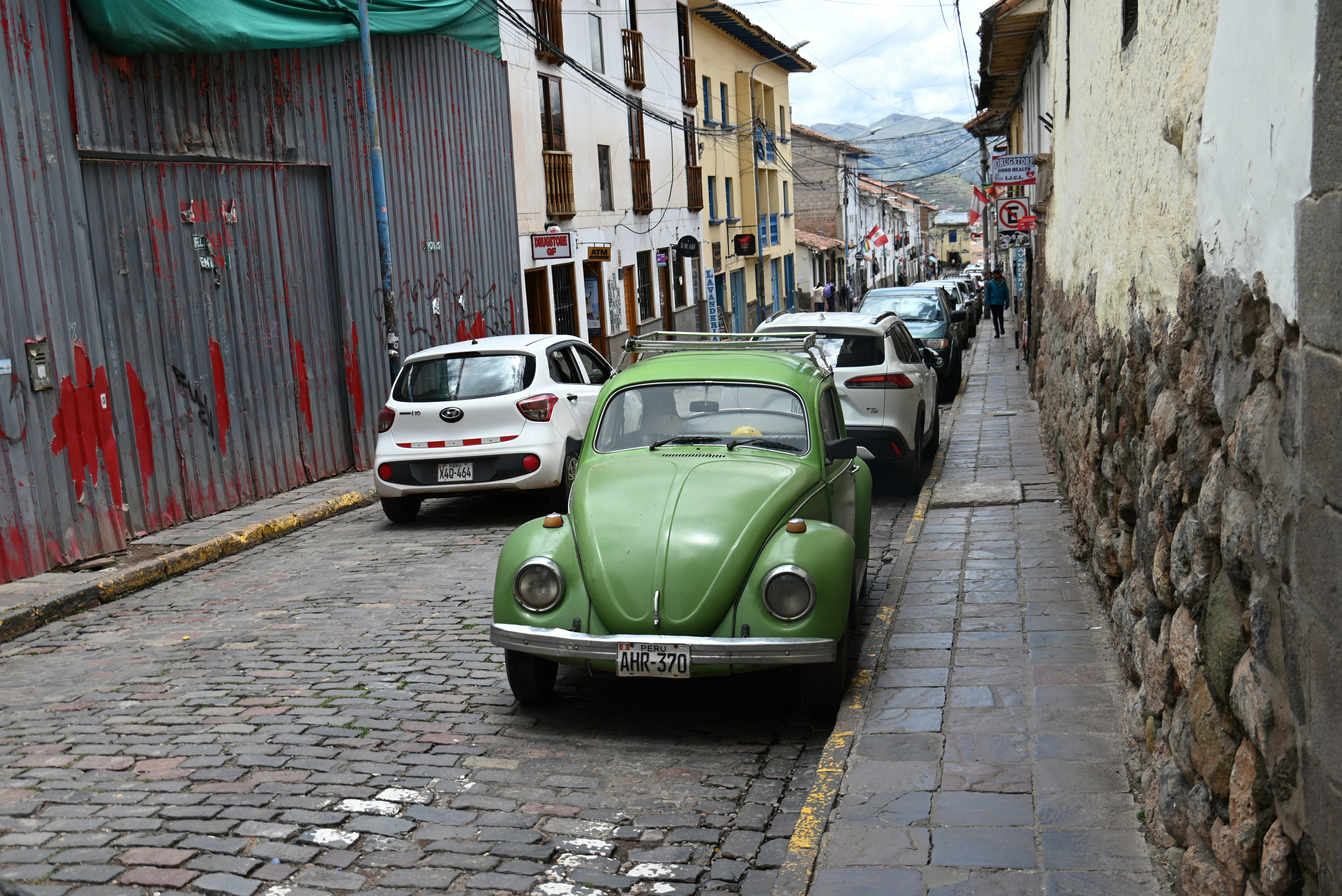 Calles coloniales del centro histórico de Cusco con las piedras incas en los cimientos de los edificios