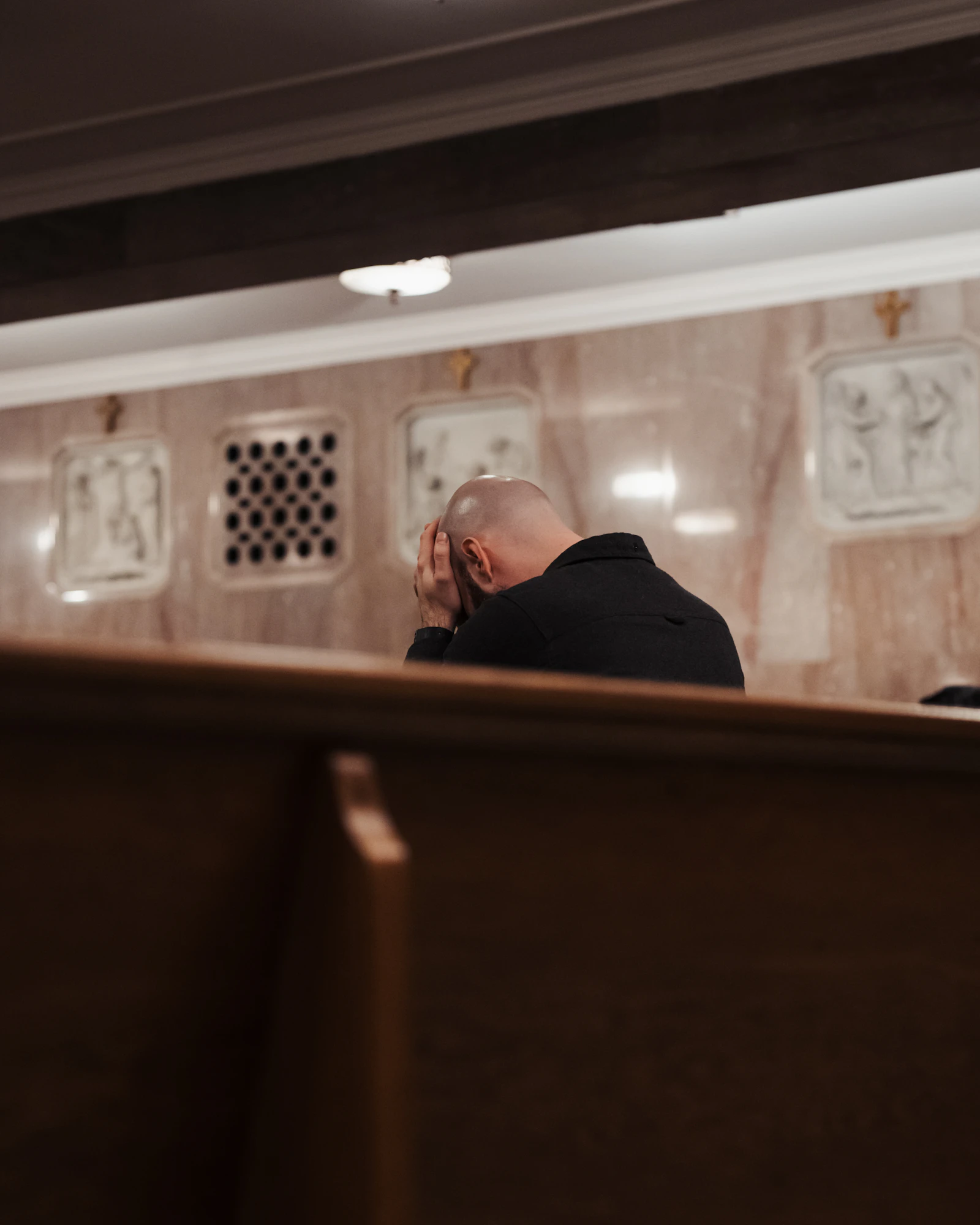 Modlitwa w trudnym czasie: jak znaleźć słowa i chwilę ciszy