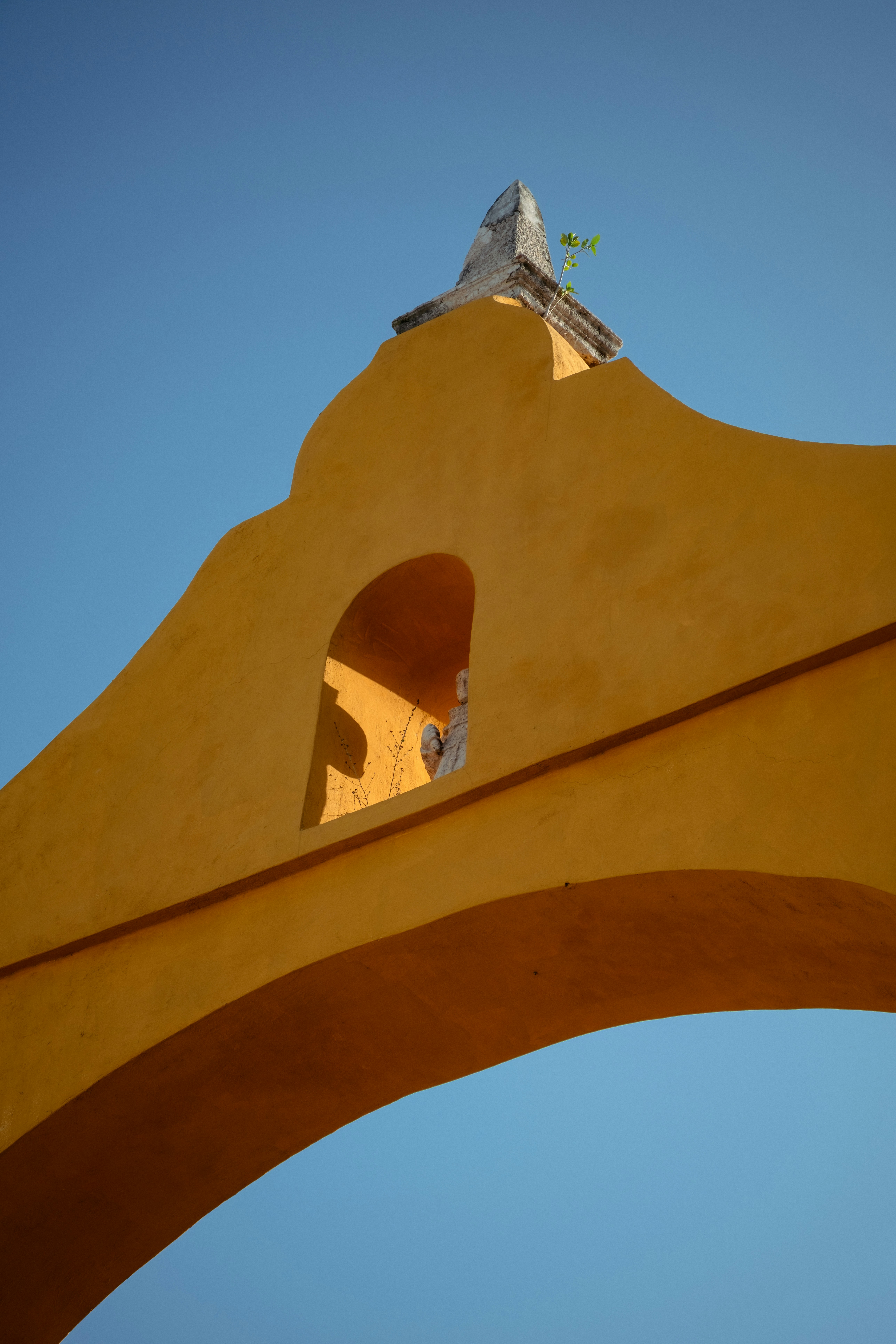 Arco amarillo contra un cielo azul despejado