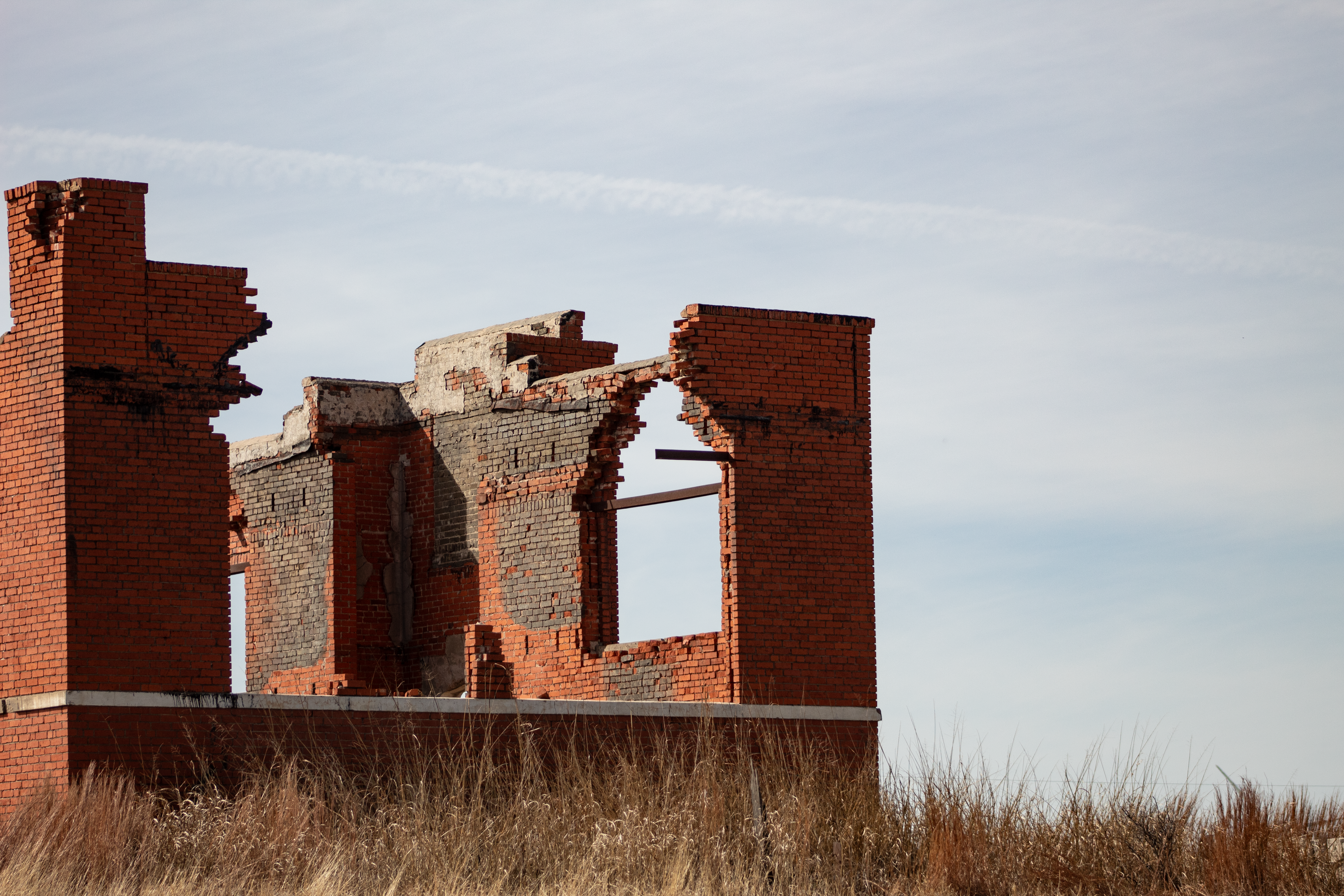 Bâtiment en briques en ruines sous un ciel dégagé