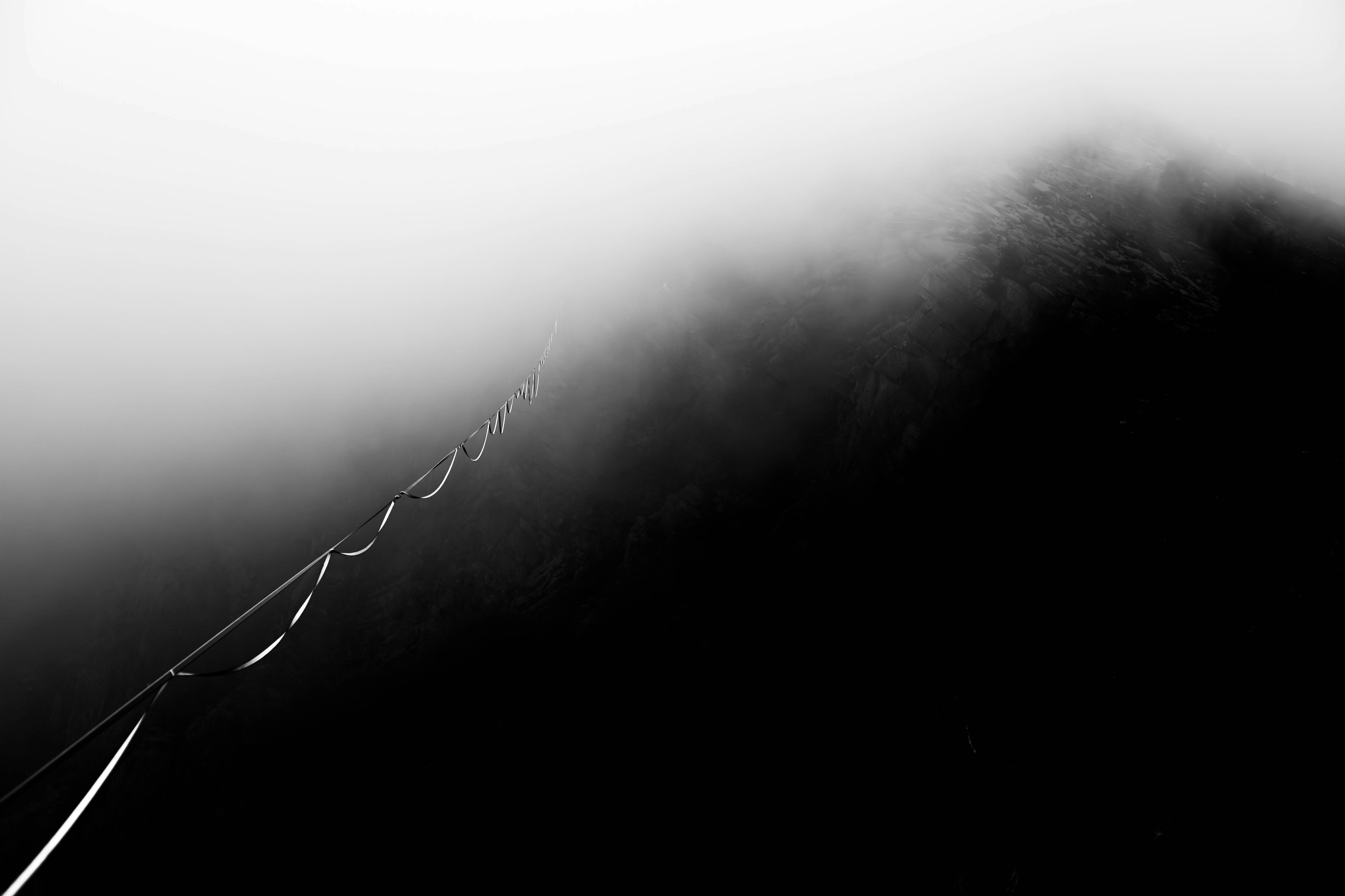 Highliner focusing while walking on the line