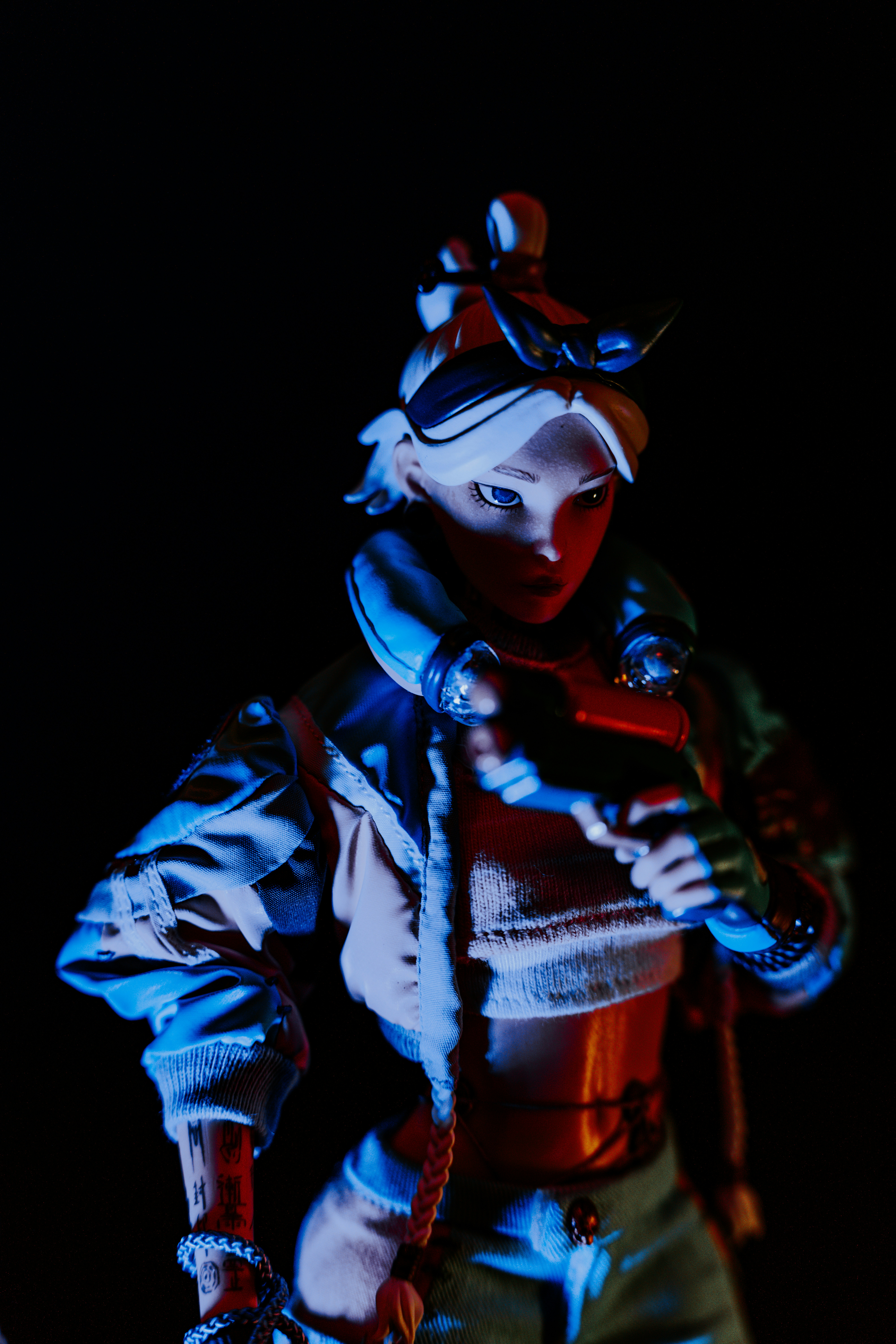 Eine stilisierte Actionfigur mit blauem und orangefarbenem Licht.