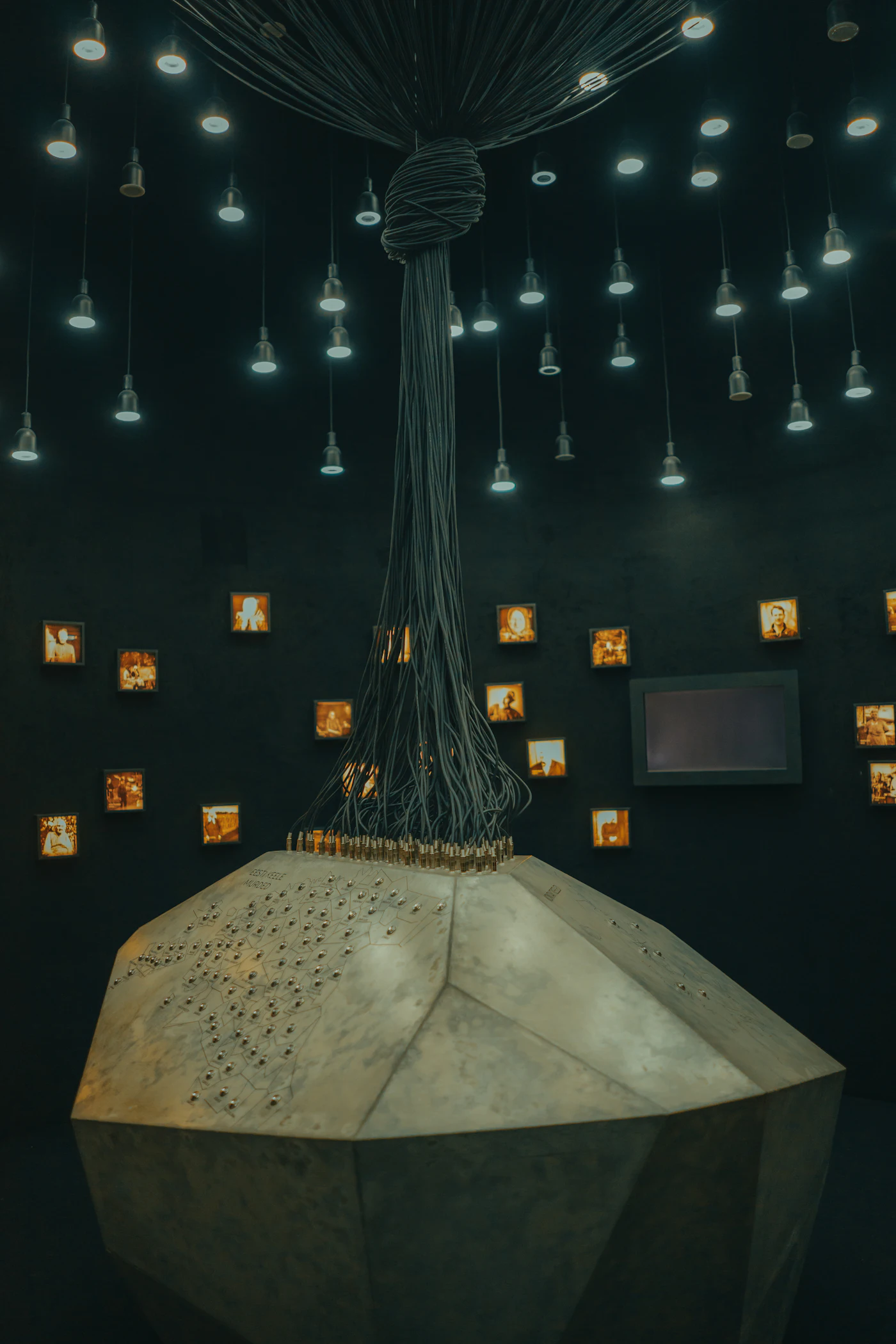 Installation suspendue et lumières dans un espace muséal