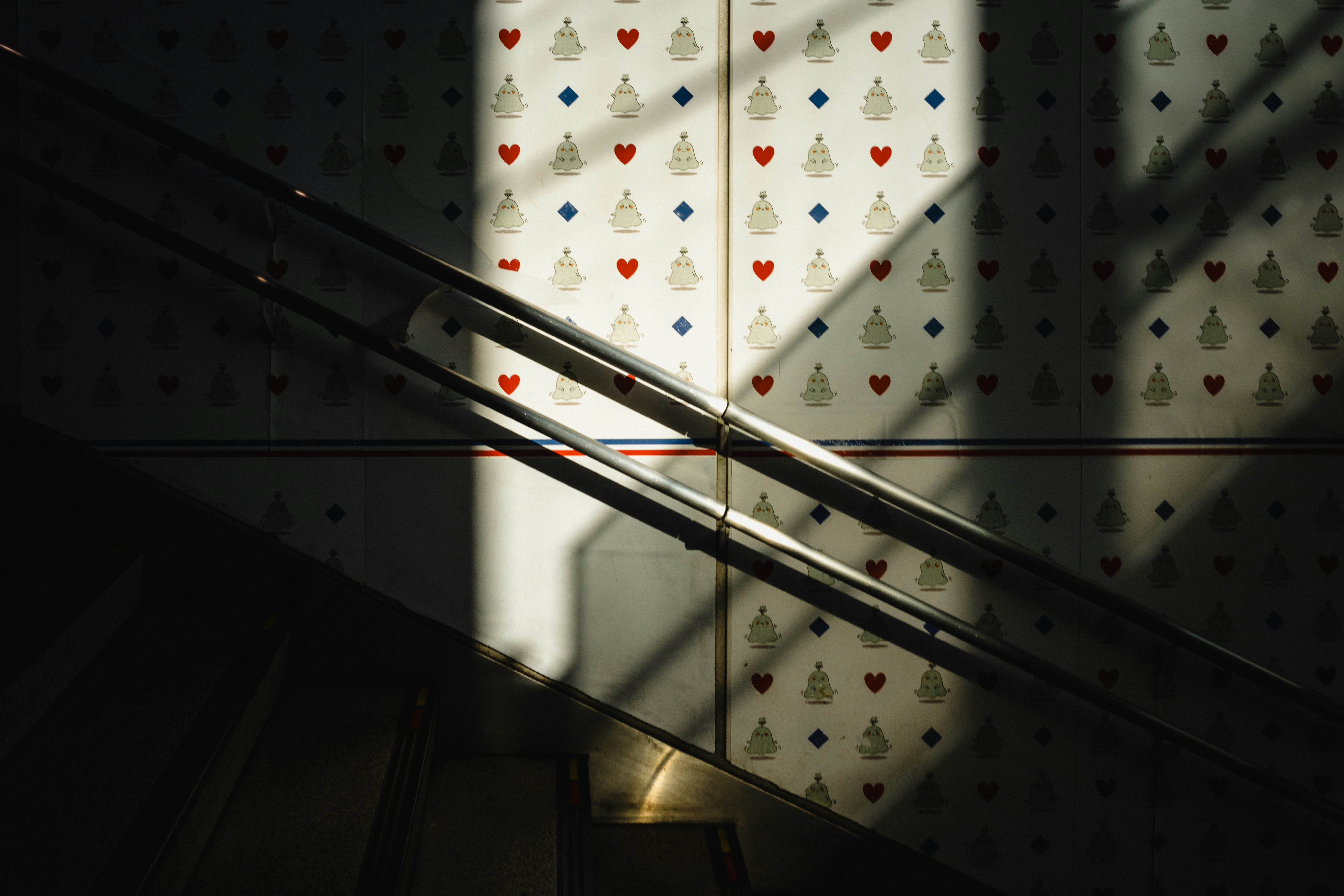 Schatten auf eine gemusterte Wand mit Geländern