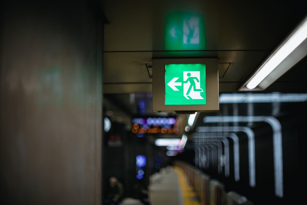 Painel de controlo de sistema de deteção de incêndios num armazém