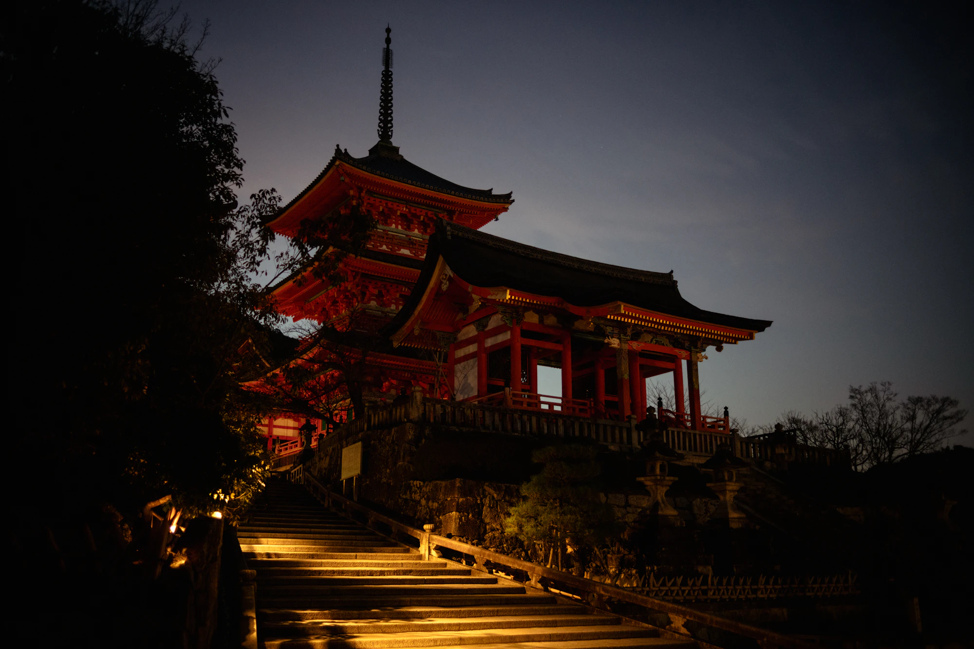 Pagode du temple Kiyomizu-dera illuminée à la tombée de la nuit, Kyoto