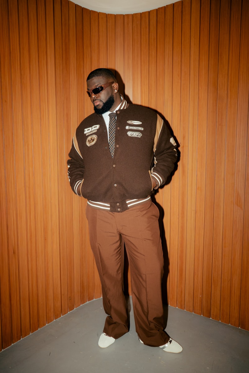 Uomo con giacca varsity in ambiente urbano