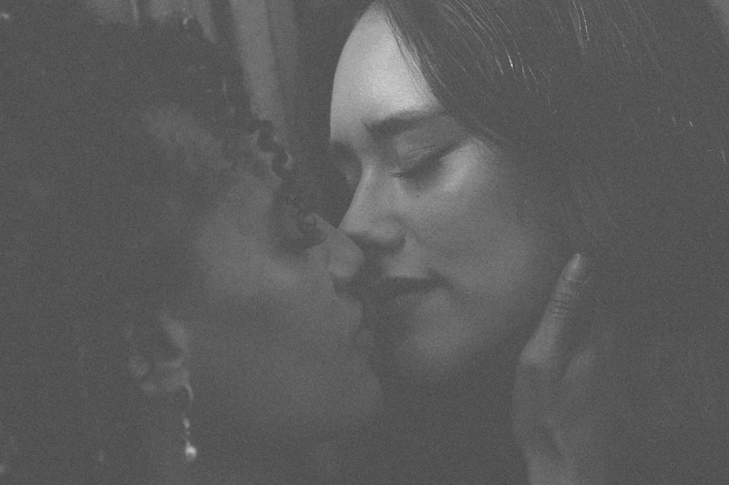 intim och kärleksfull stund mellan två vackra kvinnor