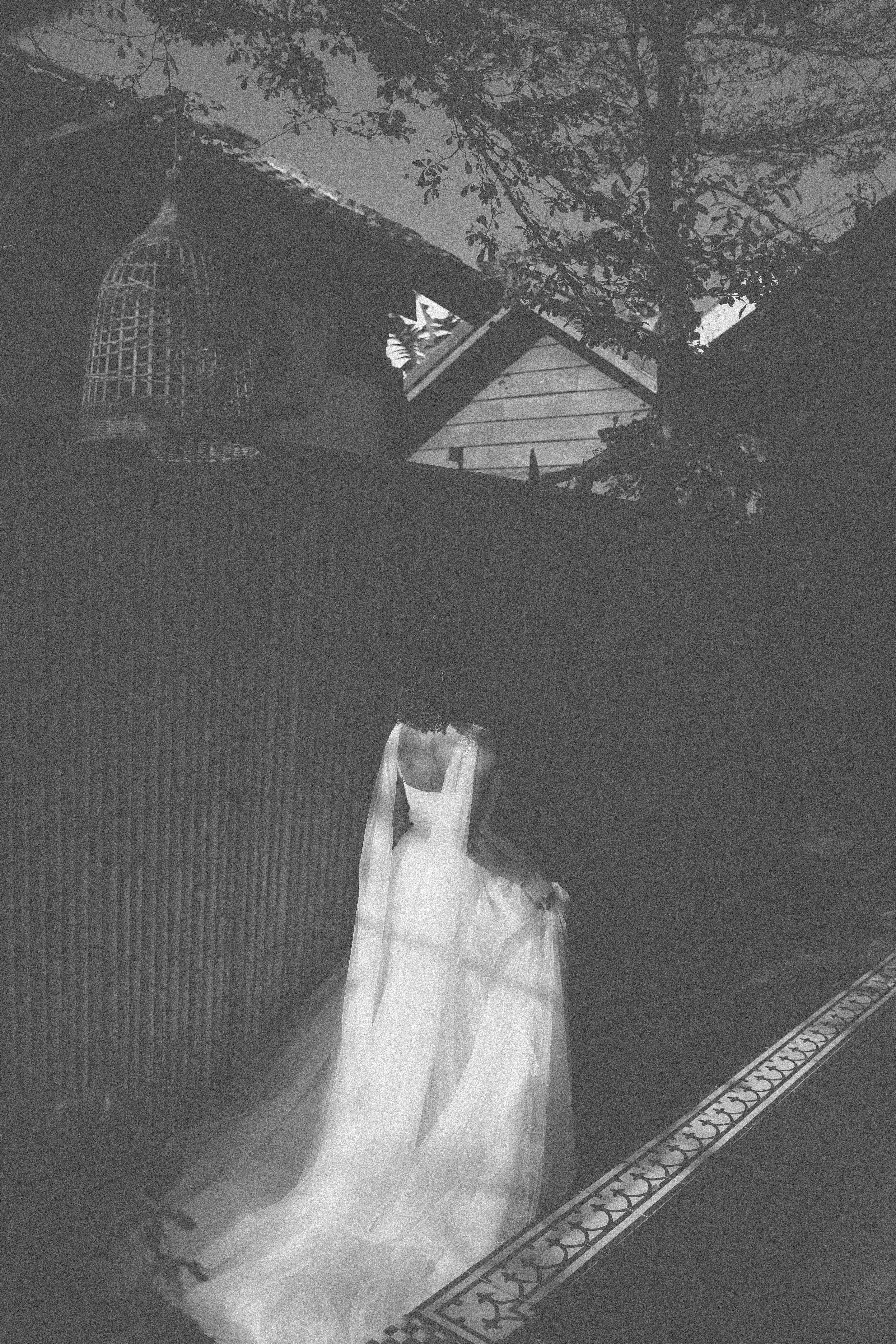 Figura spettrale in abito bianco di notte