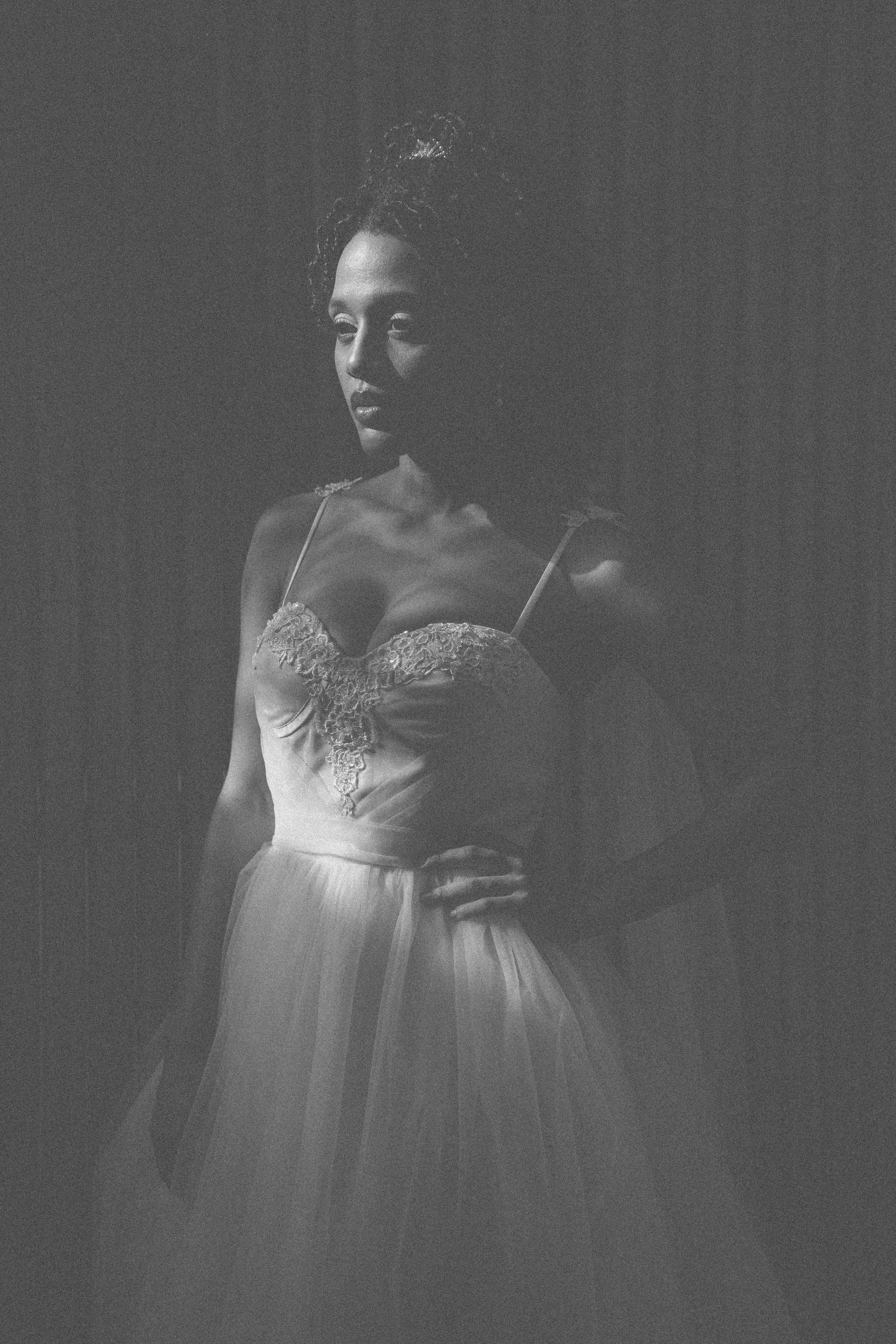 Donna in abito da cerimonia con illuminazione drammatica