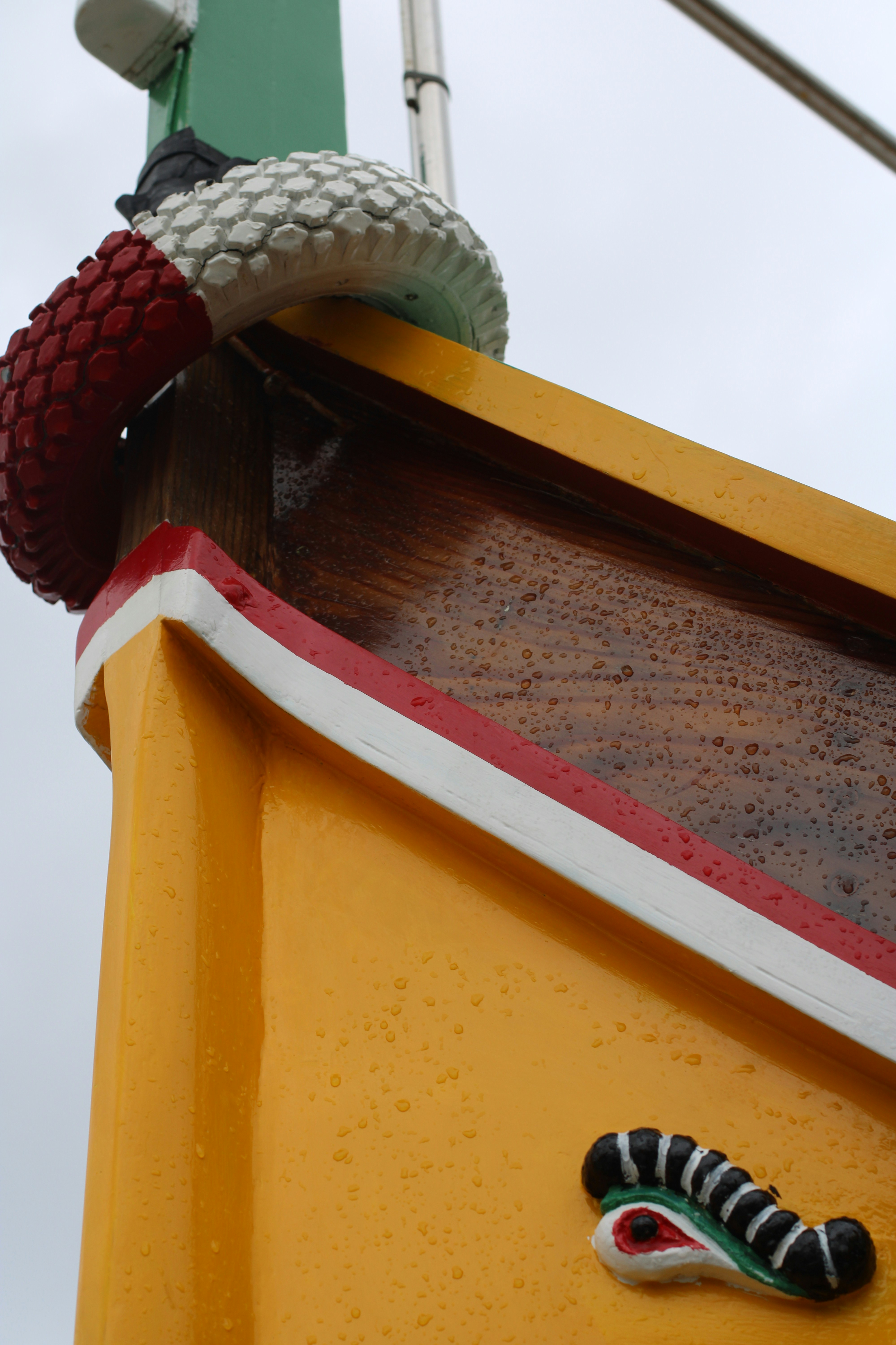 Nahaufnahme eines gelben Bootes mit rotem und weißem Verzieren