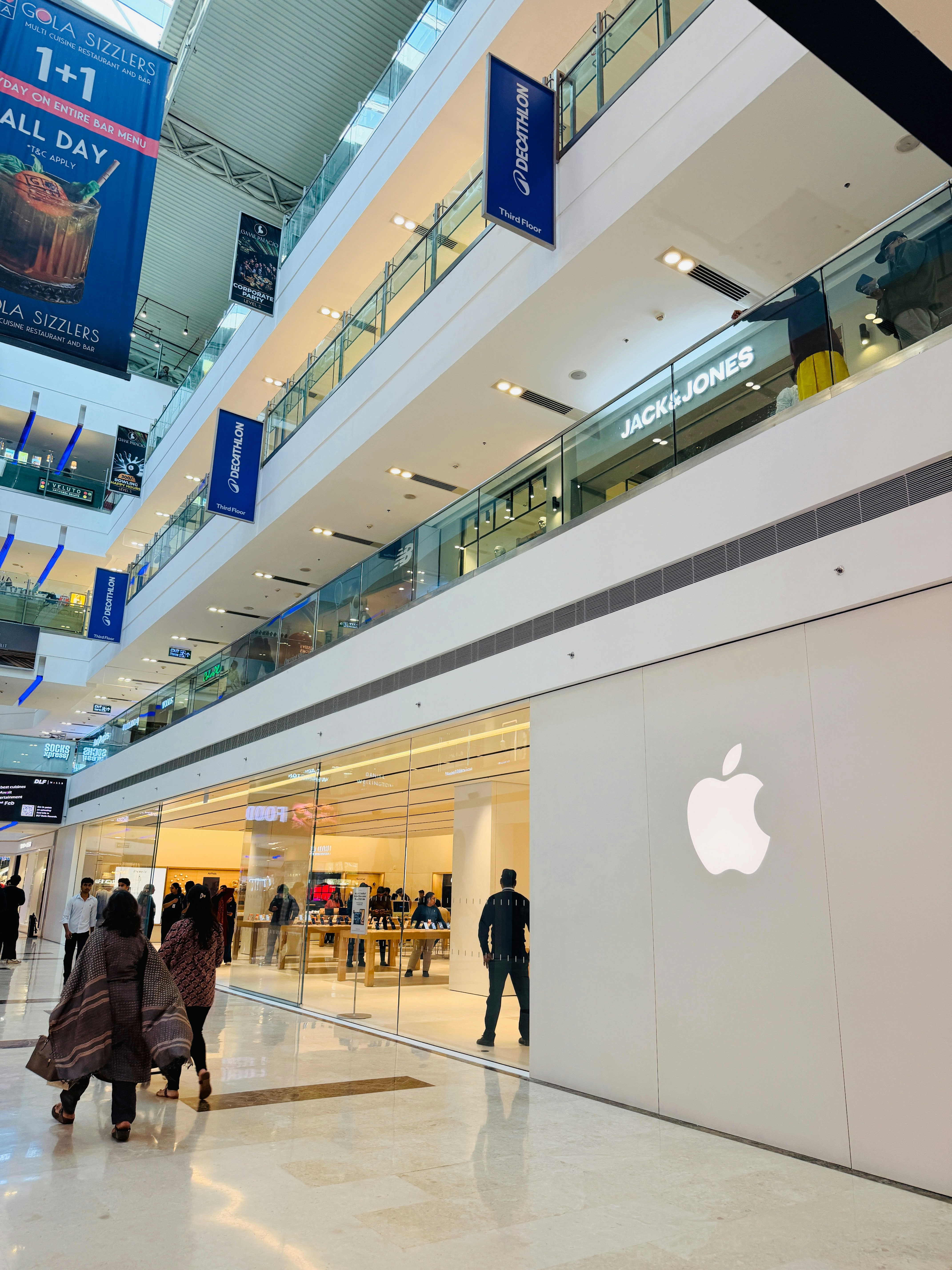Apple-Store-Eingang in einem modernen Einkaufszentrum