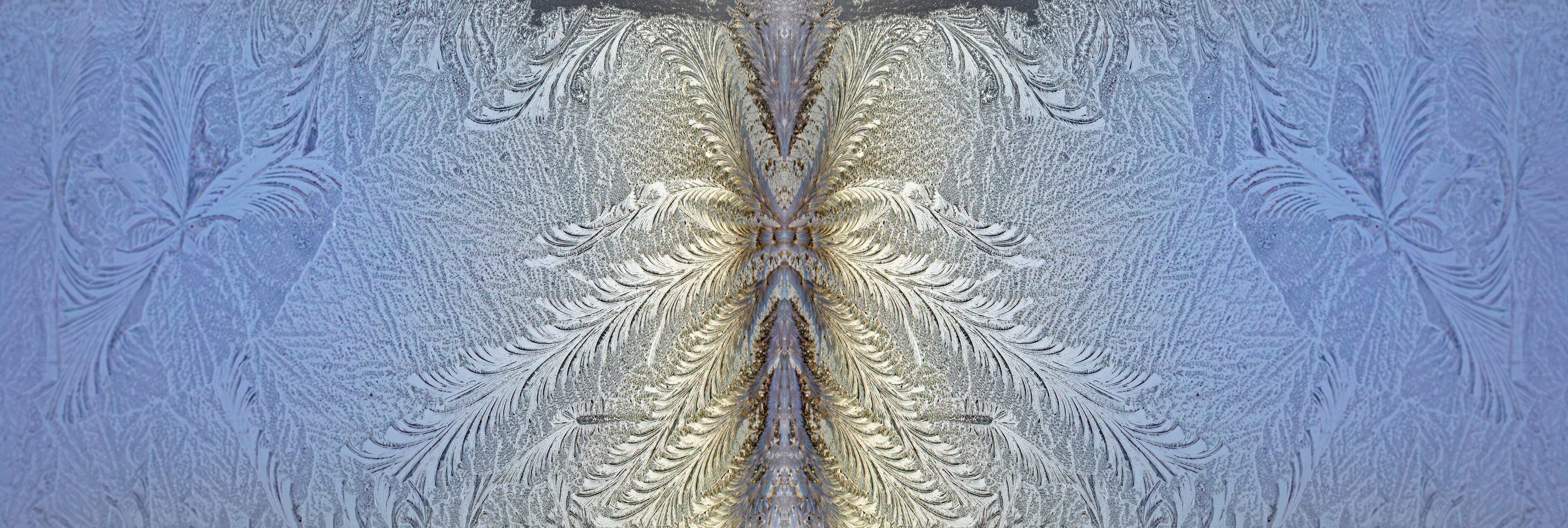 Kunstvolle Frostmuster auf blauem Hintergrund