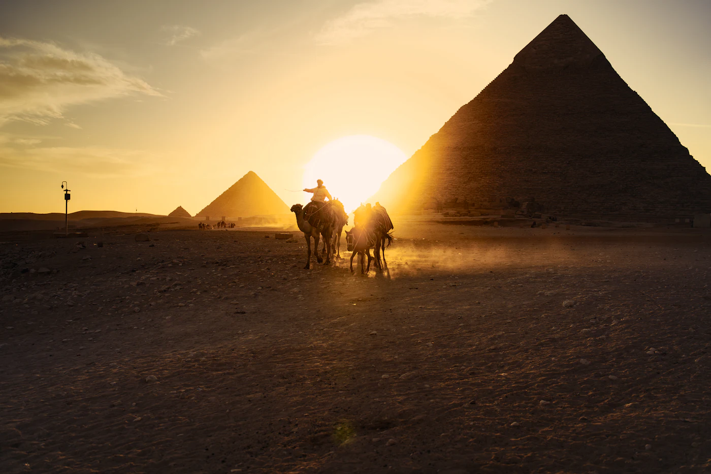 Die Pyramiden von Giza im Abendlicht bei Kairo
