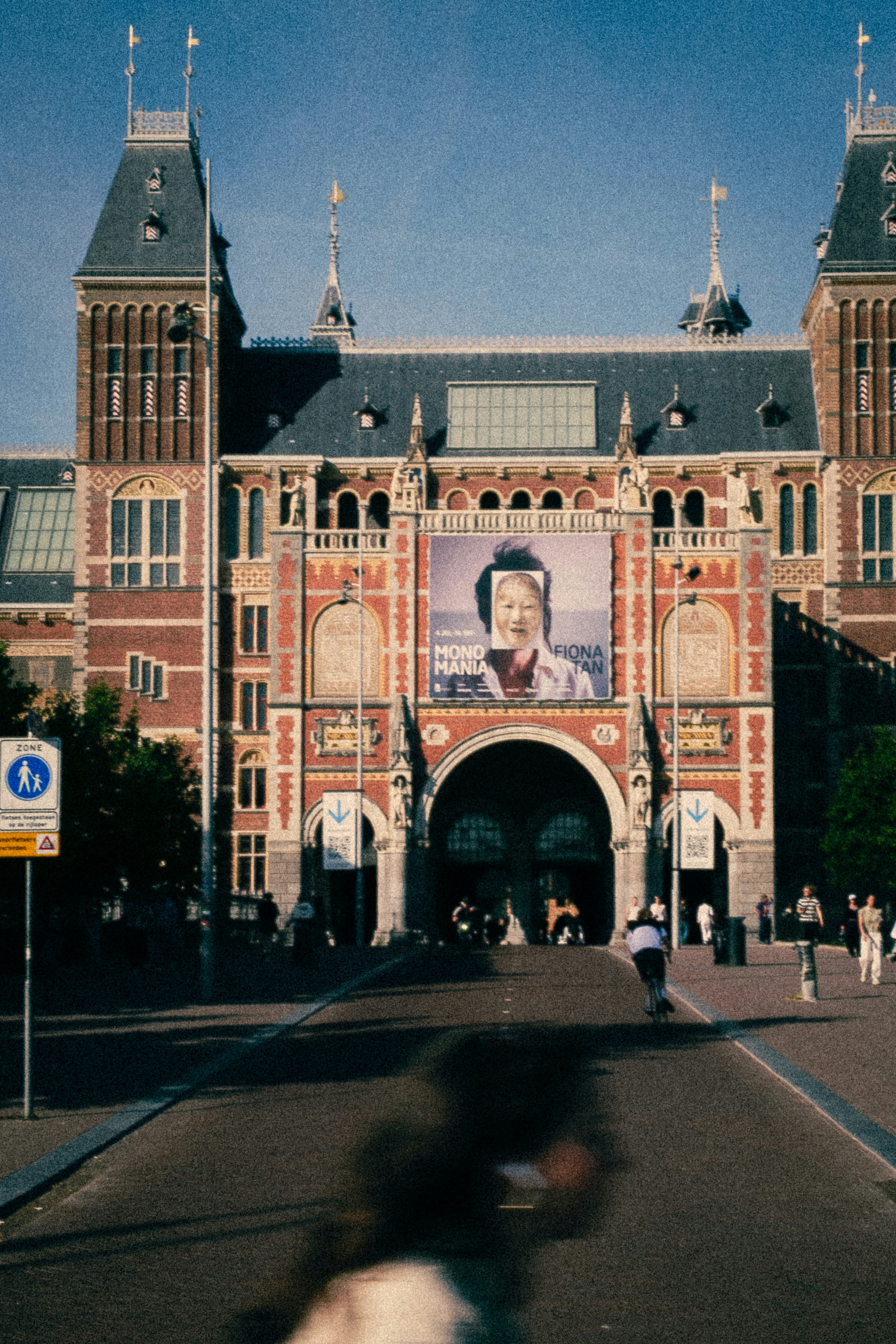 Edifício do Rijksmuseum com grande faixa de retrato