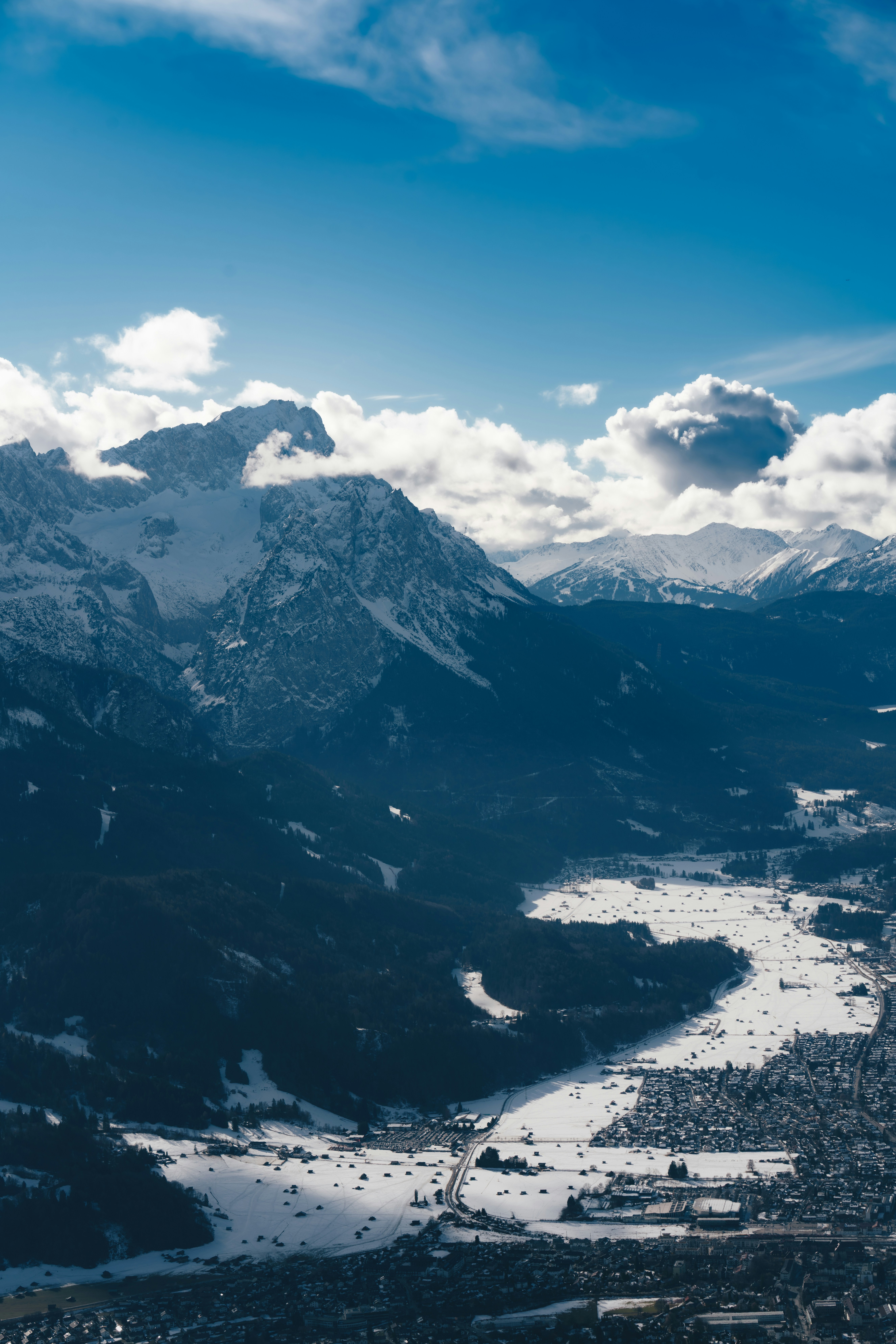 Montagnes enneigées et vallée sous un ciel nuageux