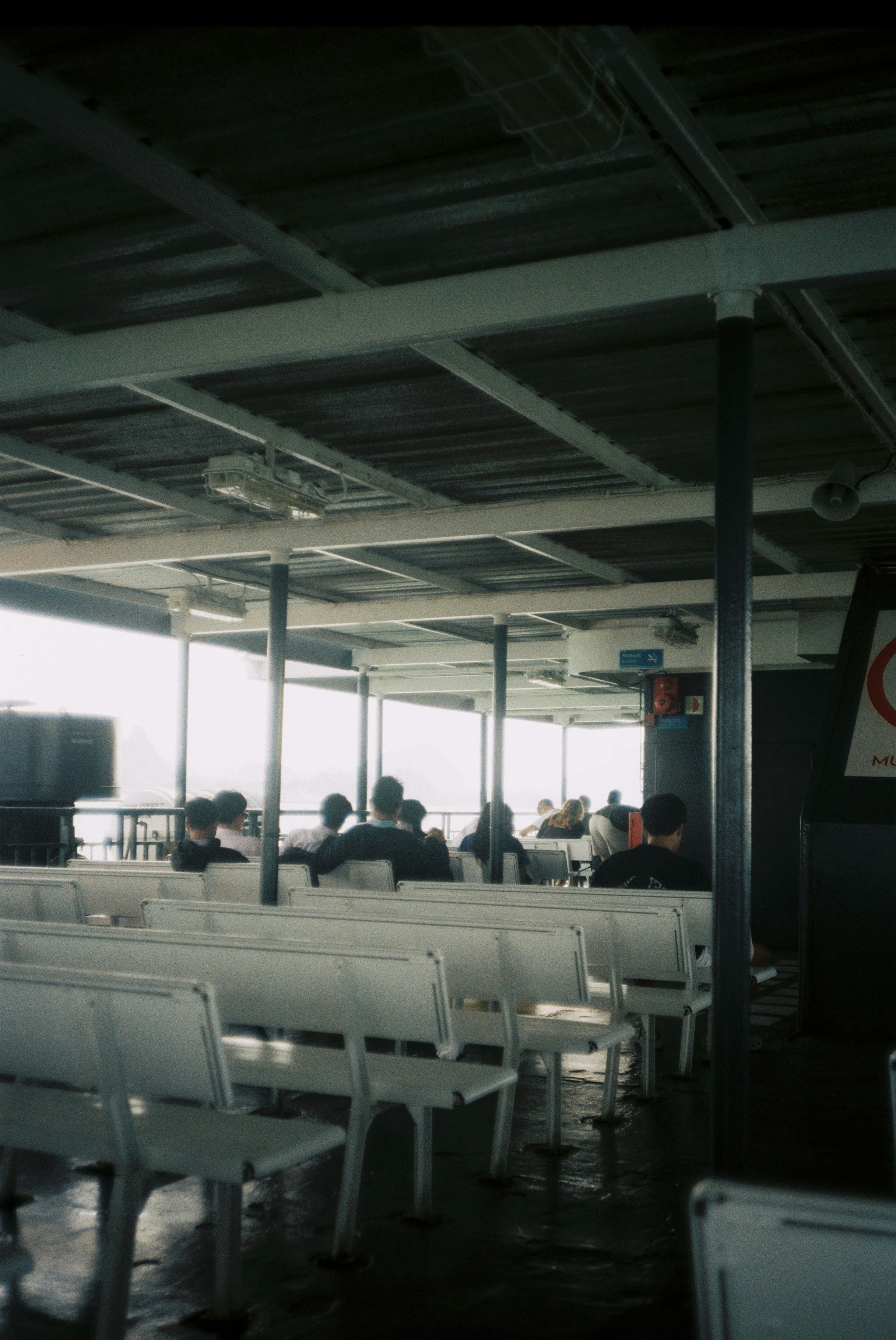 Los pasajeros se sientan en un ferry durante un viaje diurno.