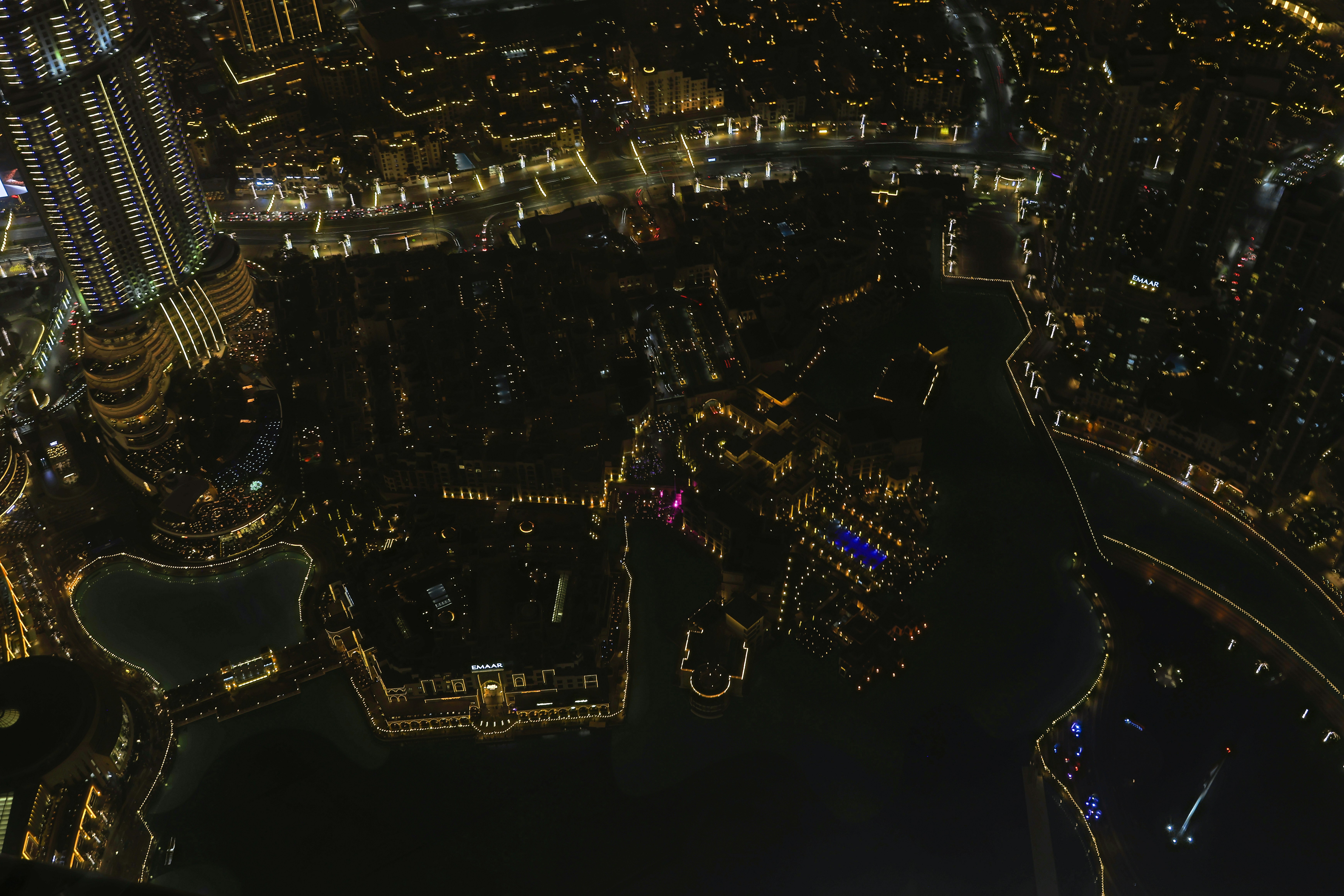 夜の街の空撮写真で、建物が明かりに照らされている。