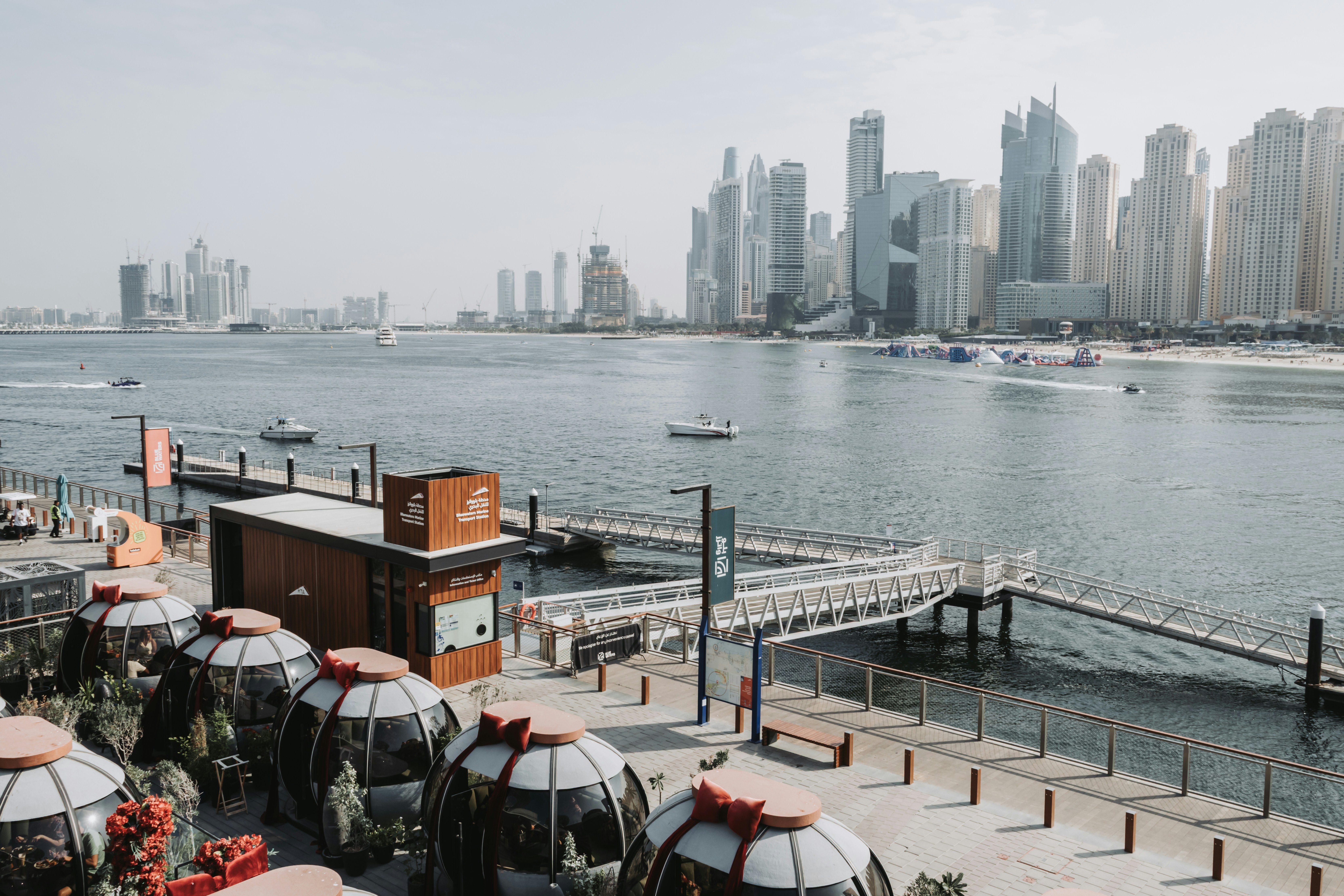 広い青い湾を越える現代都市のスカイライン。