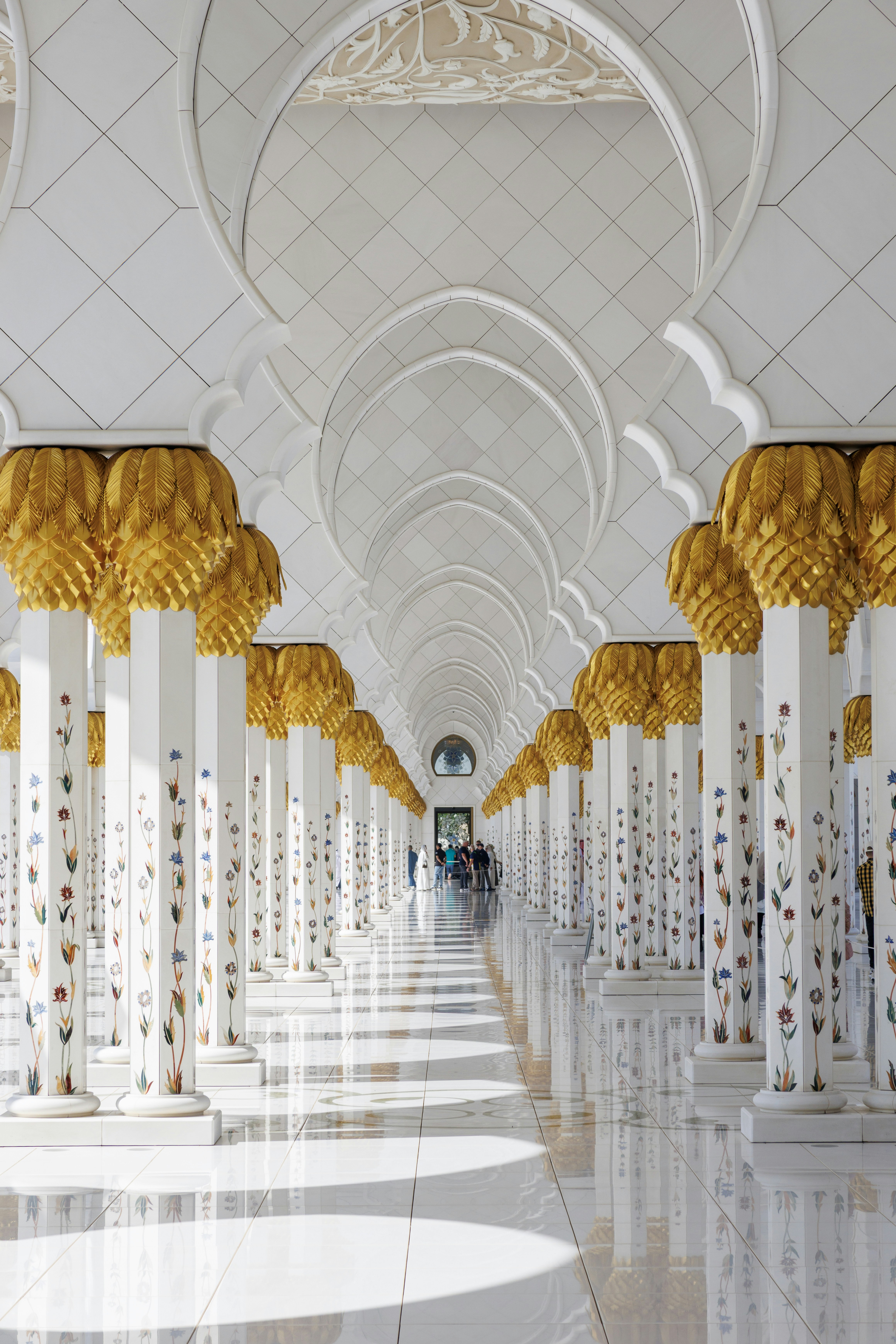 装飾的な柱とアーチを備えた壮大なモスクの廊下