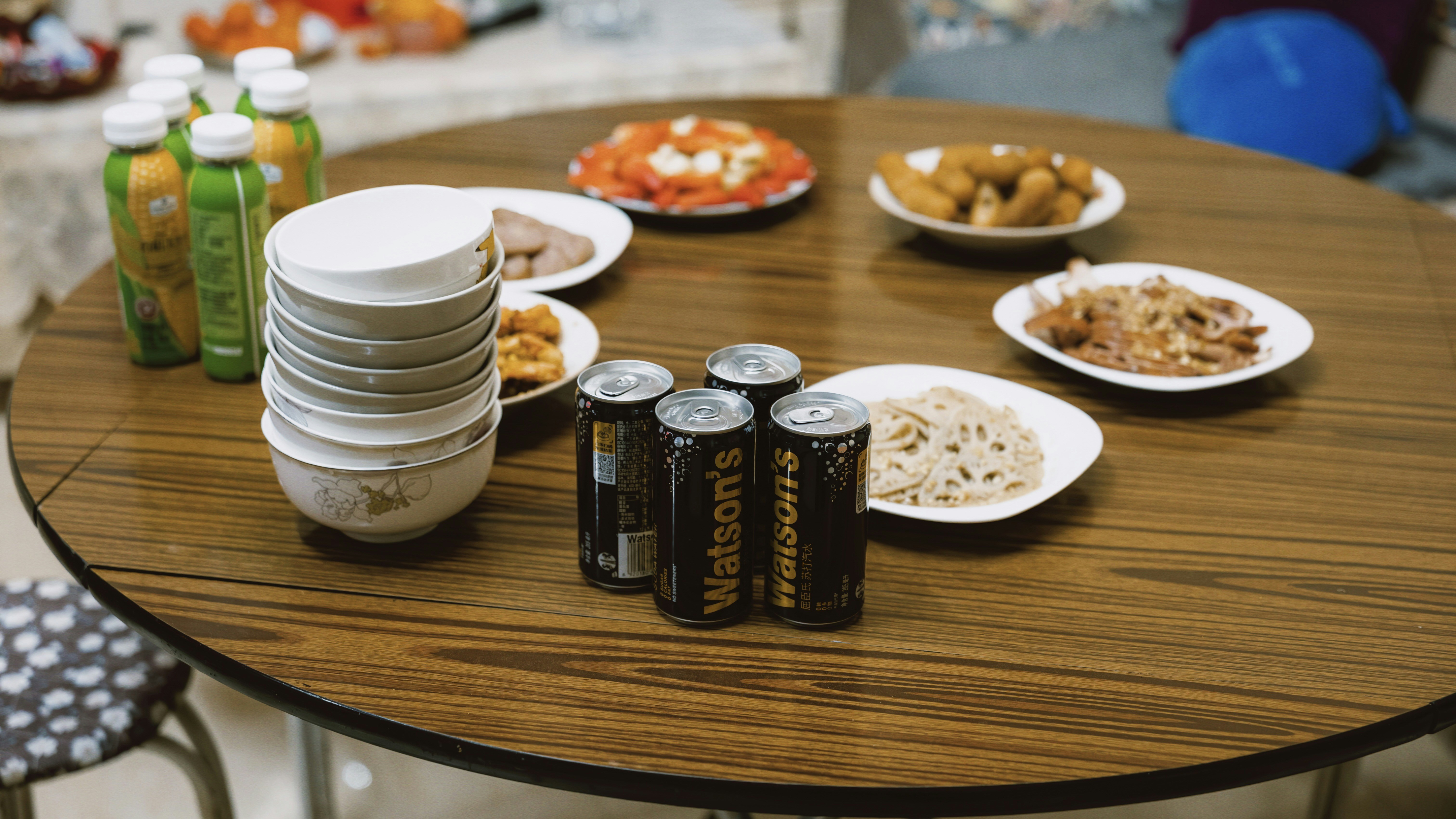 Uma mesa cheia de comida e bebidas.