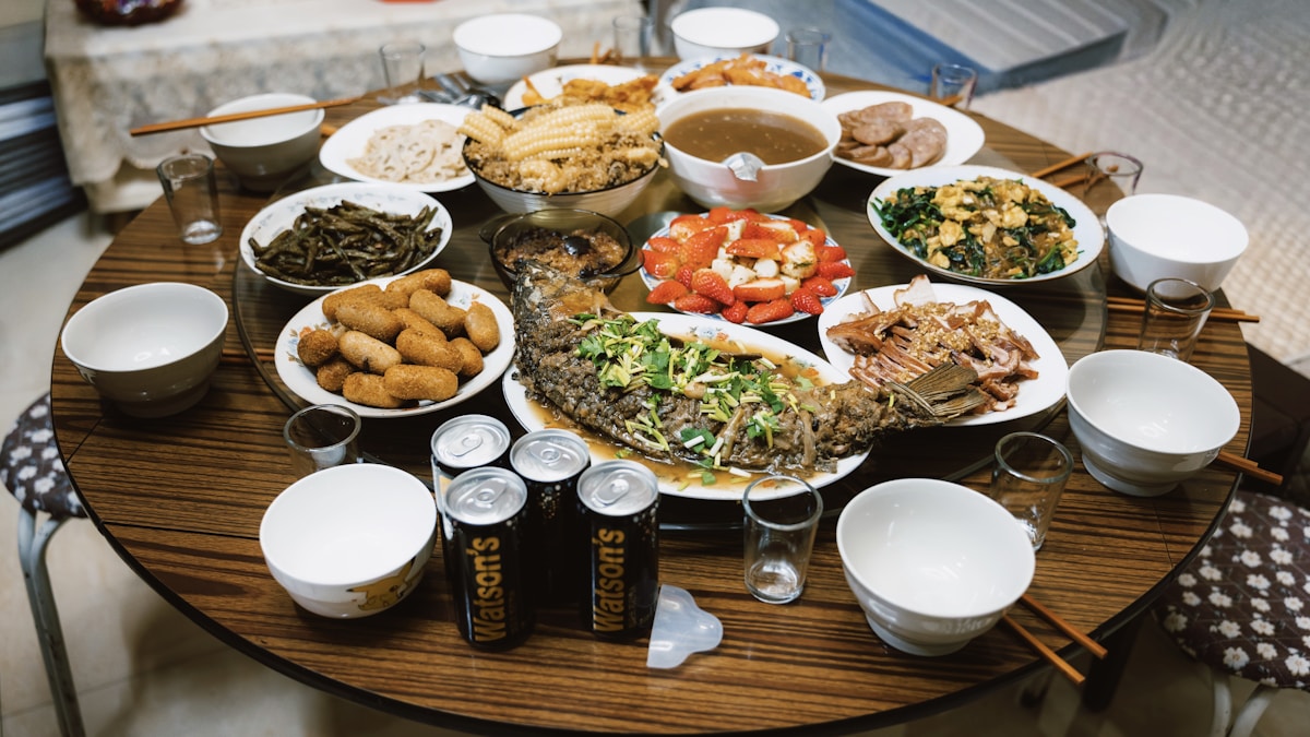 반찬과 국이 함께 차려진 저녁 밥상