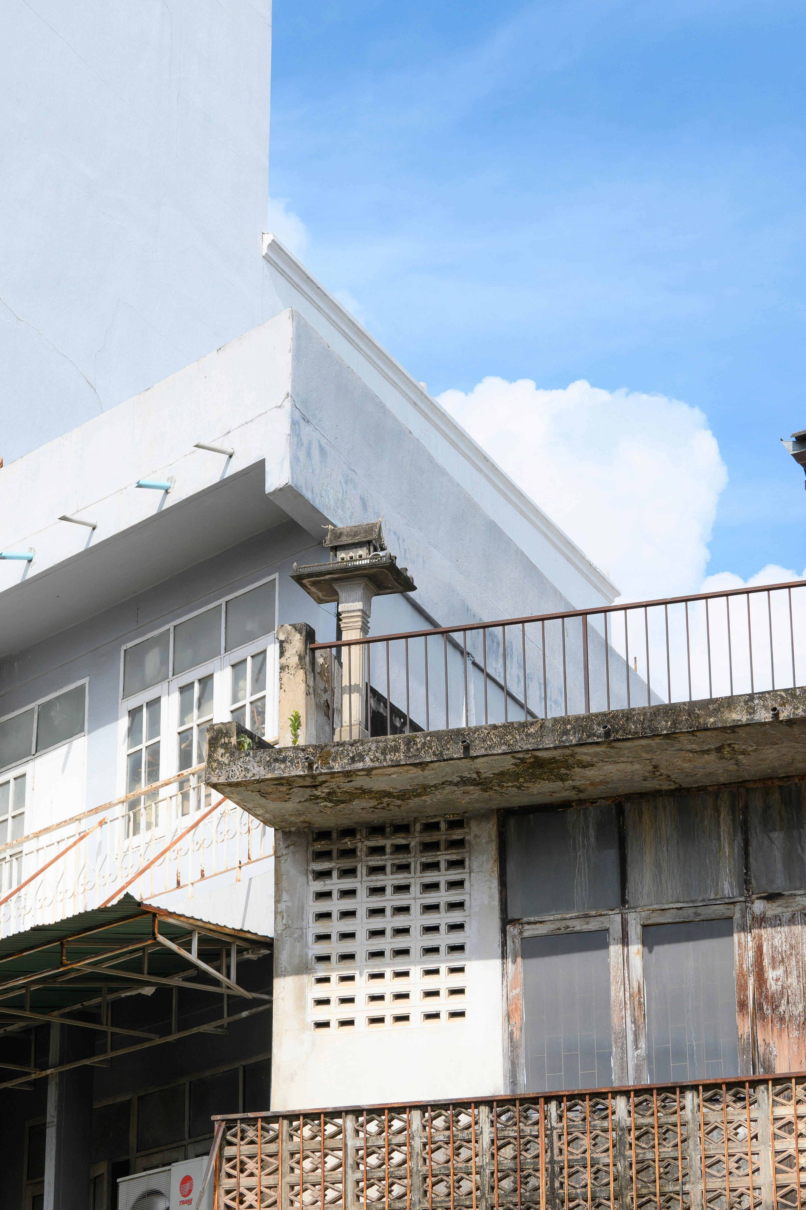 Architecture moderne des bâtiments sous un ciel bleu