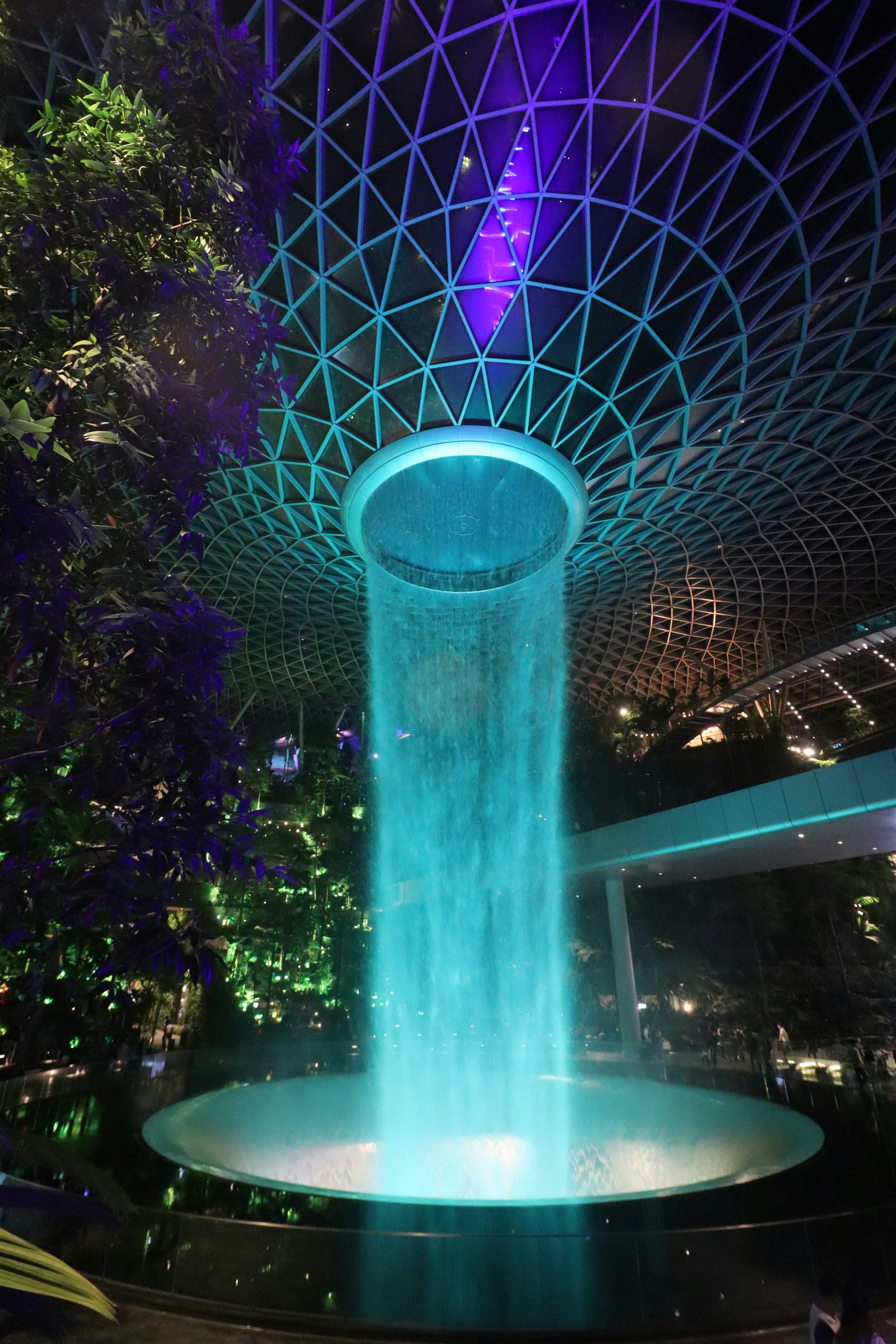 Cascada interior iluminada con luces azules y moradas