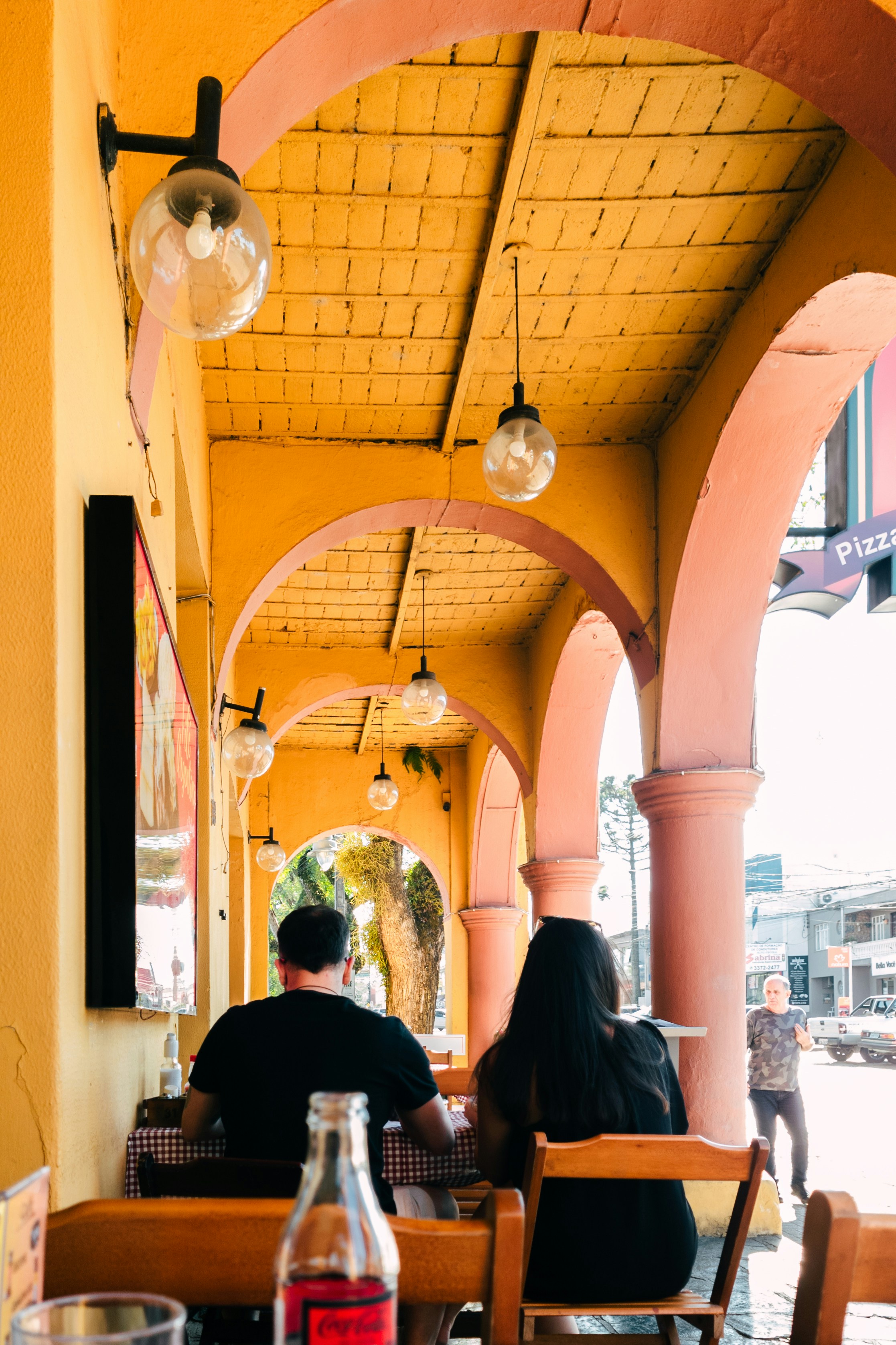 Paar, das in einem farbenfrohen Outdoor-Restaurant essen