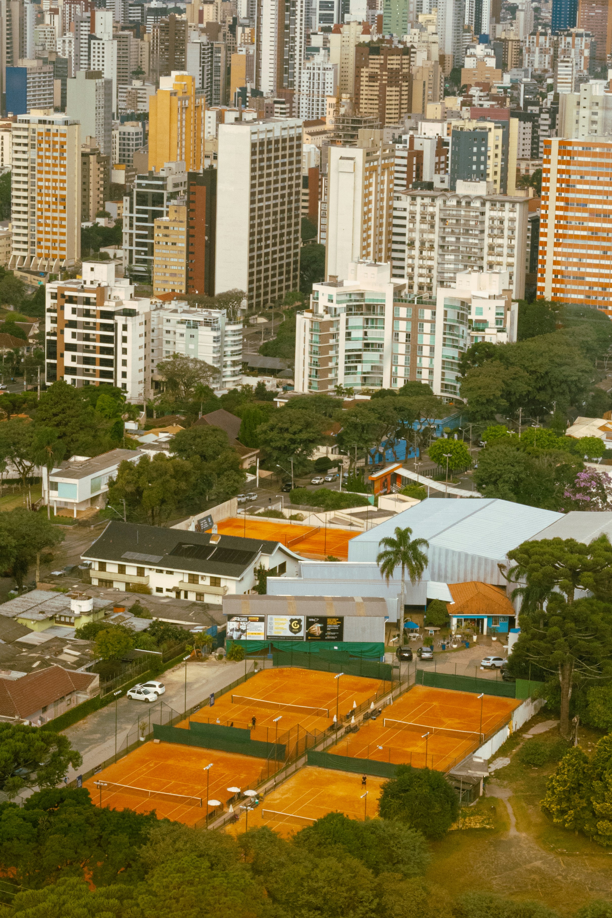 Vista aerea di campi da tennis e edifici cittadini