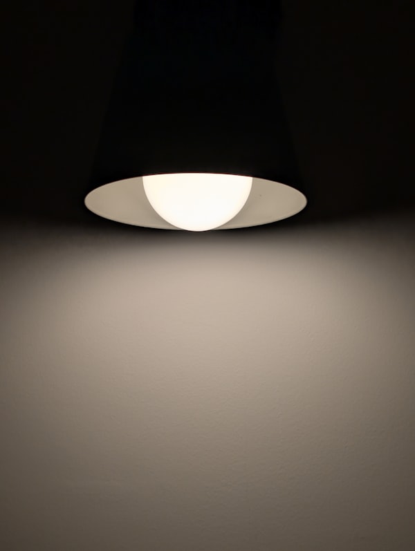 Lampa wisząca nad jasną ścianą