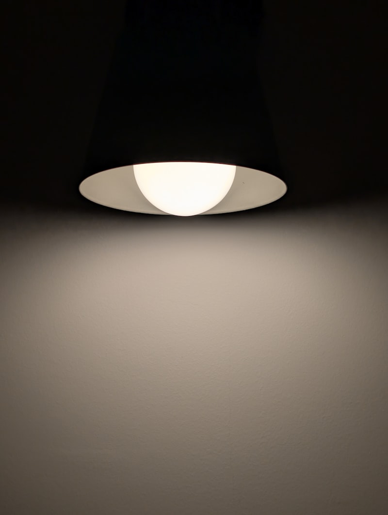 Závěsná lampa osvětlující stěnu