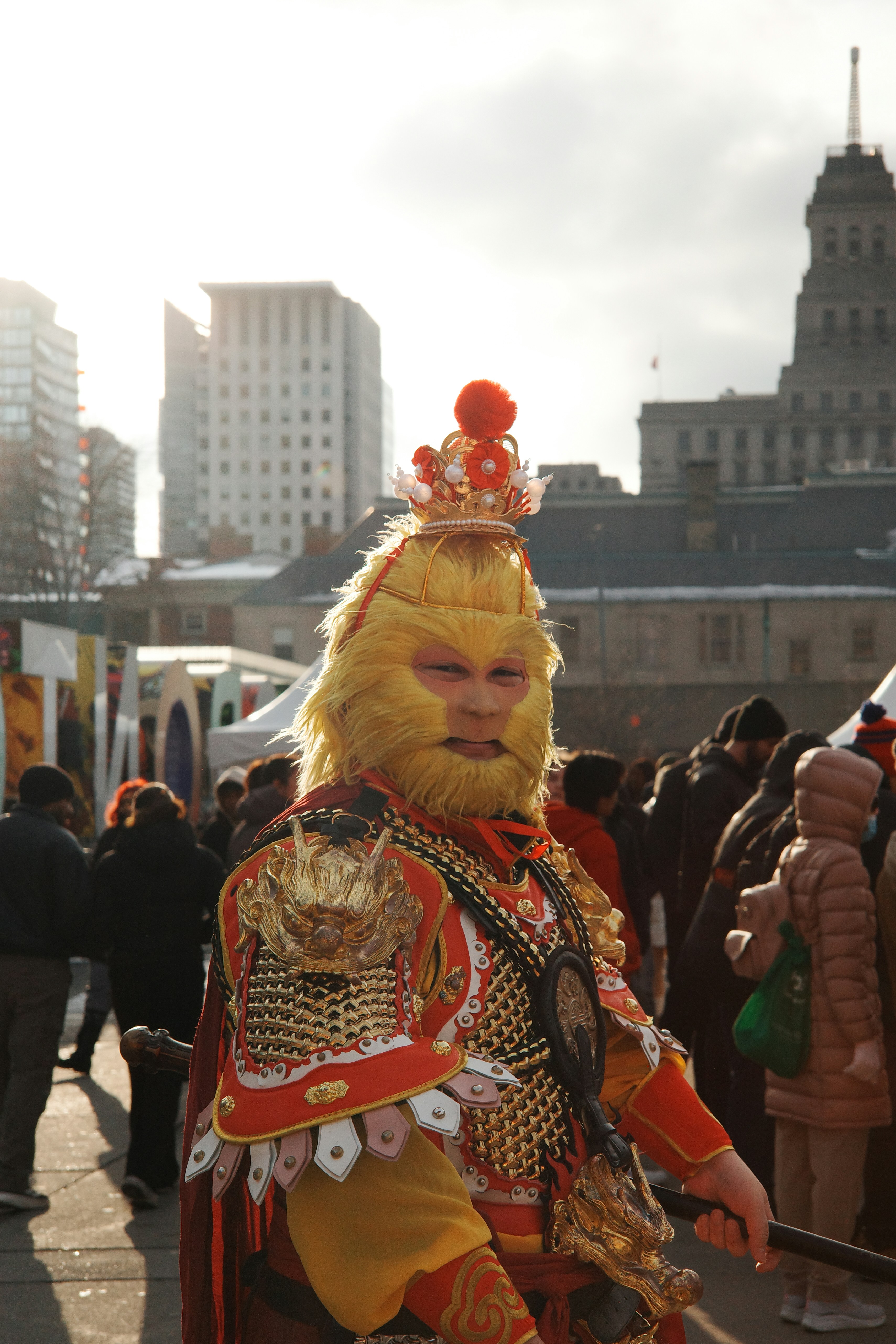 Persona con un elaborado disfraz de rey mono en un evento al aire libre