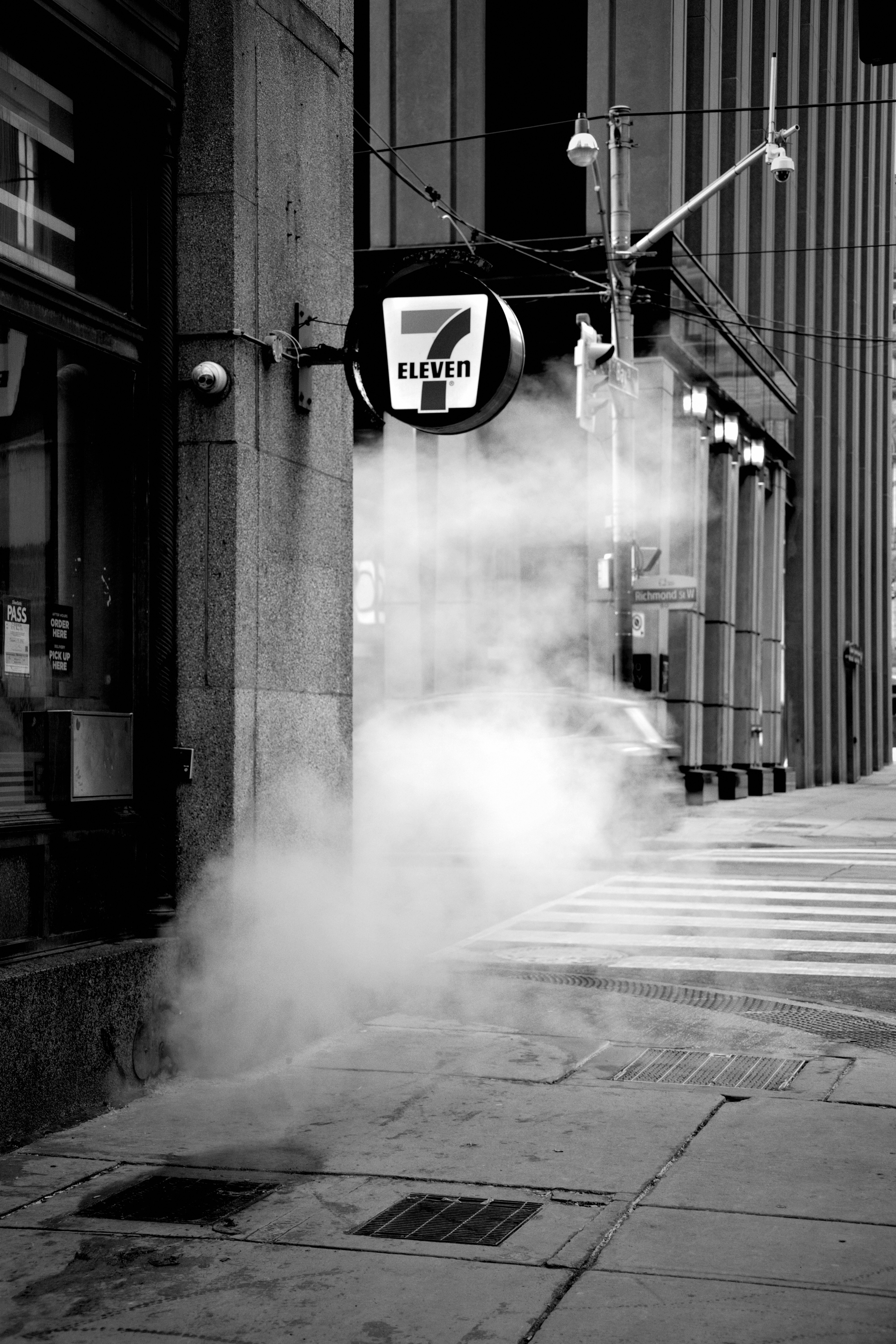 Vapor brota de una rejilla cerca de una tienda 7-eleven.