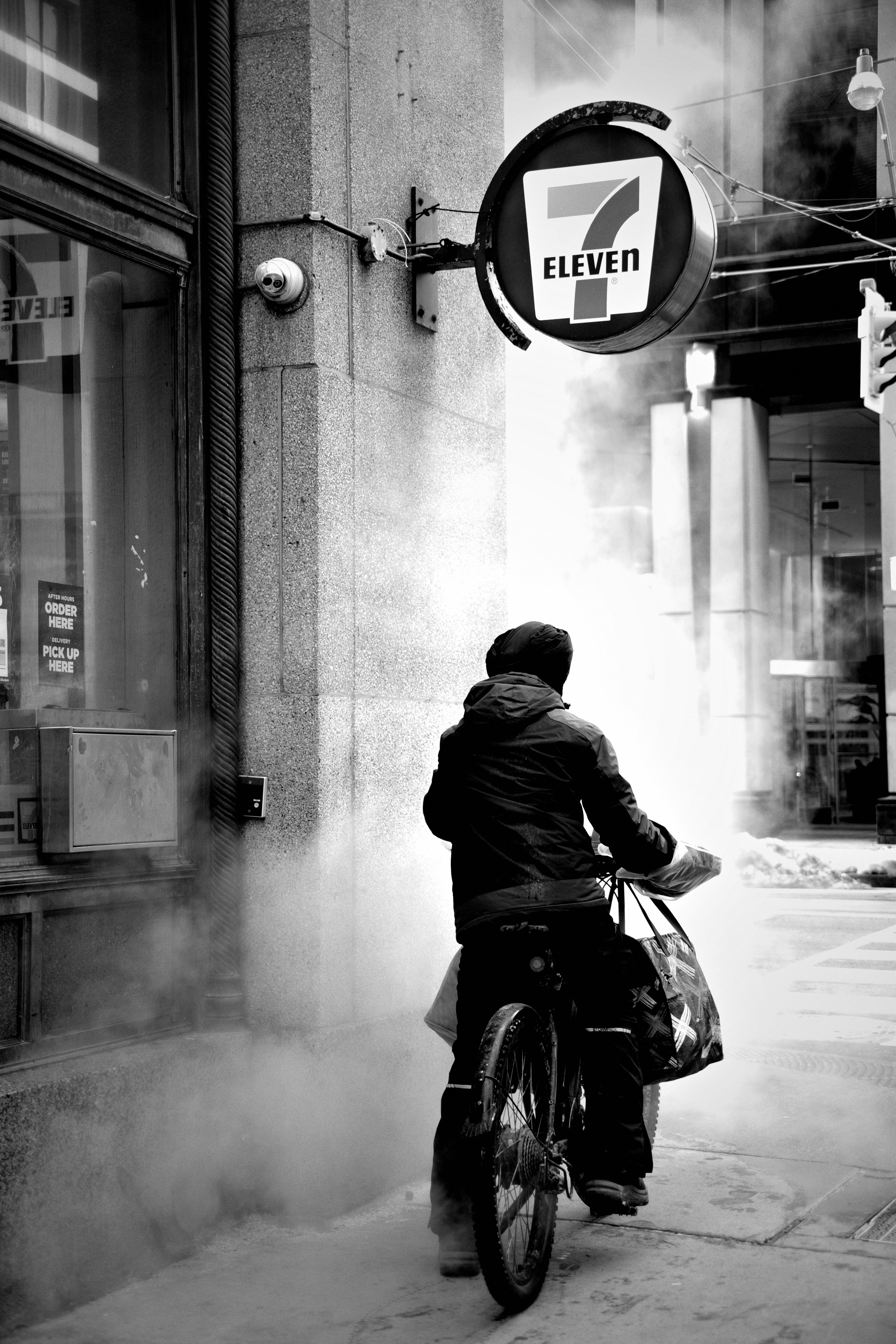 Persona en bicicleta cerca del 7-Eleven en vapor