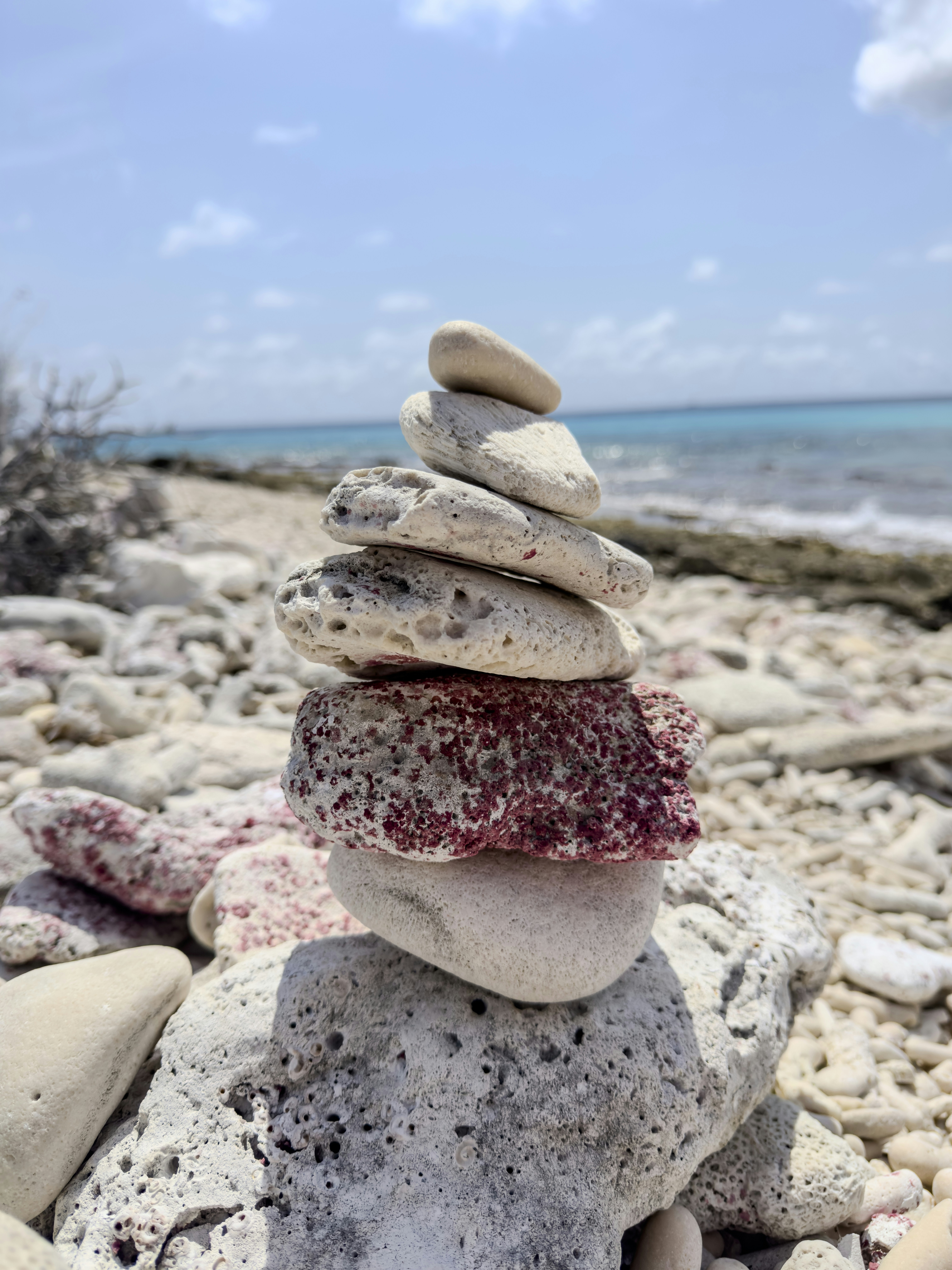 Ein Stapel ausbalancierter Steine an einem felsigen Strand