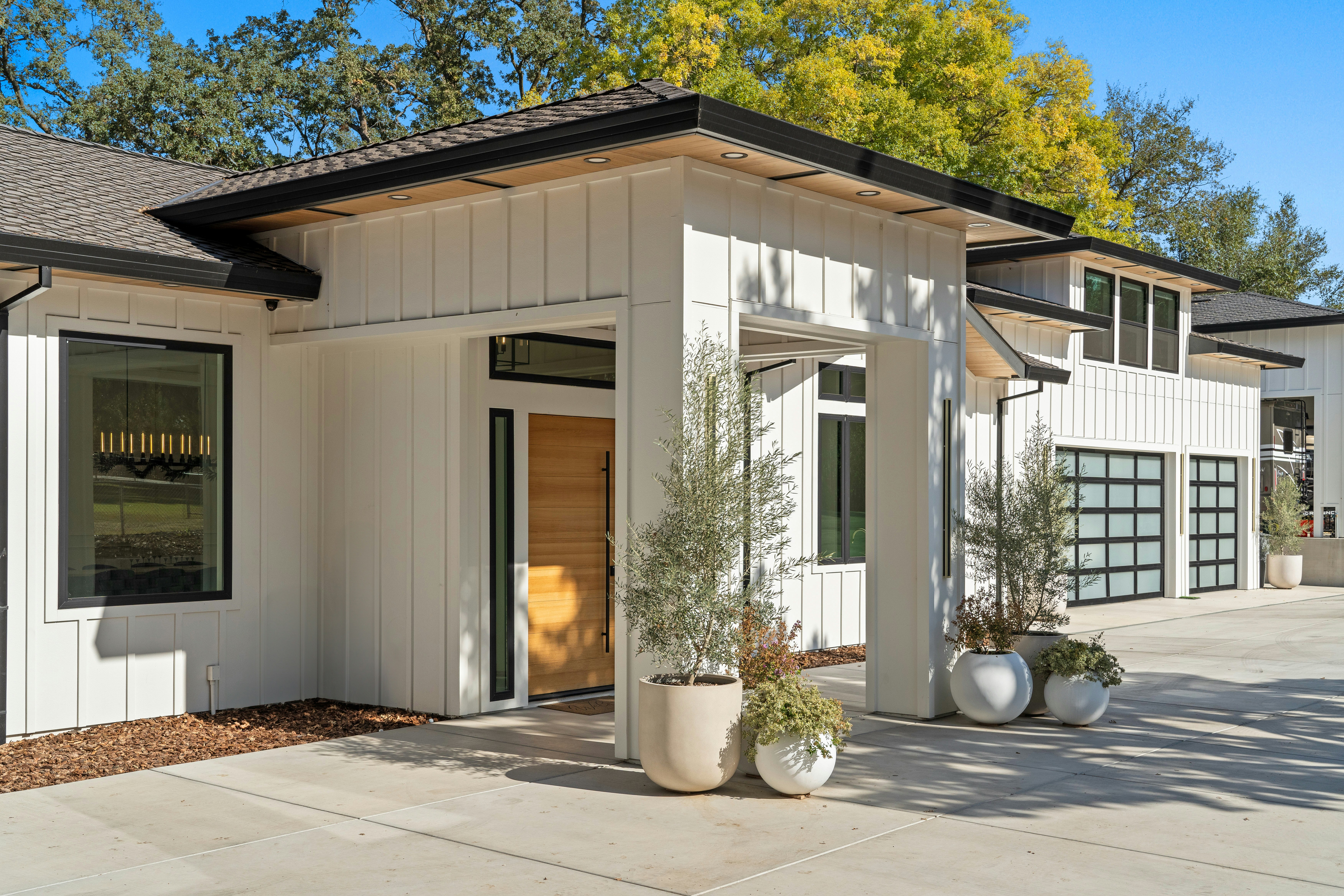 Tips for Choosing the Right Garage Door Company Today