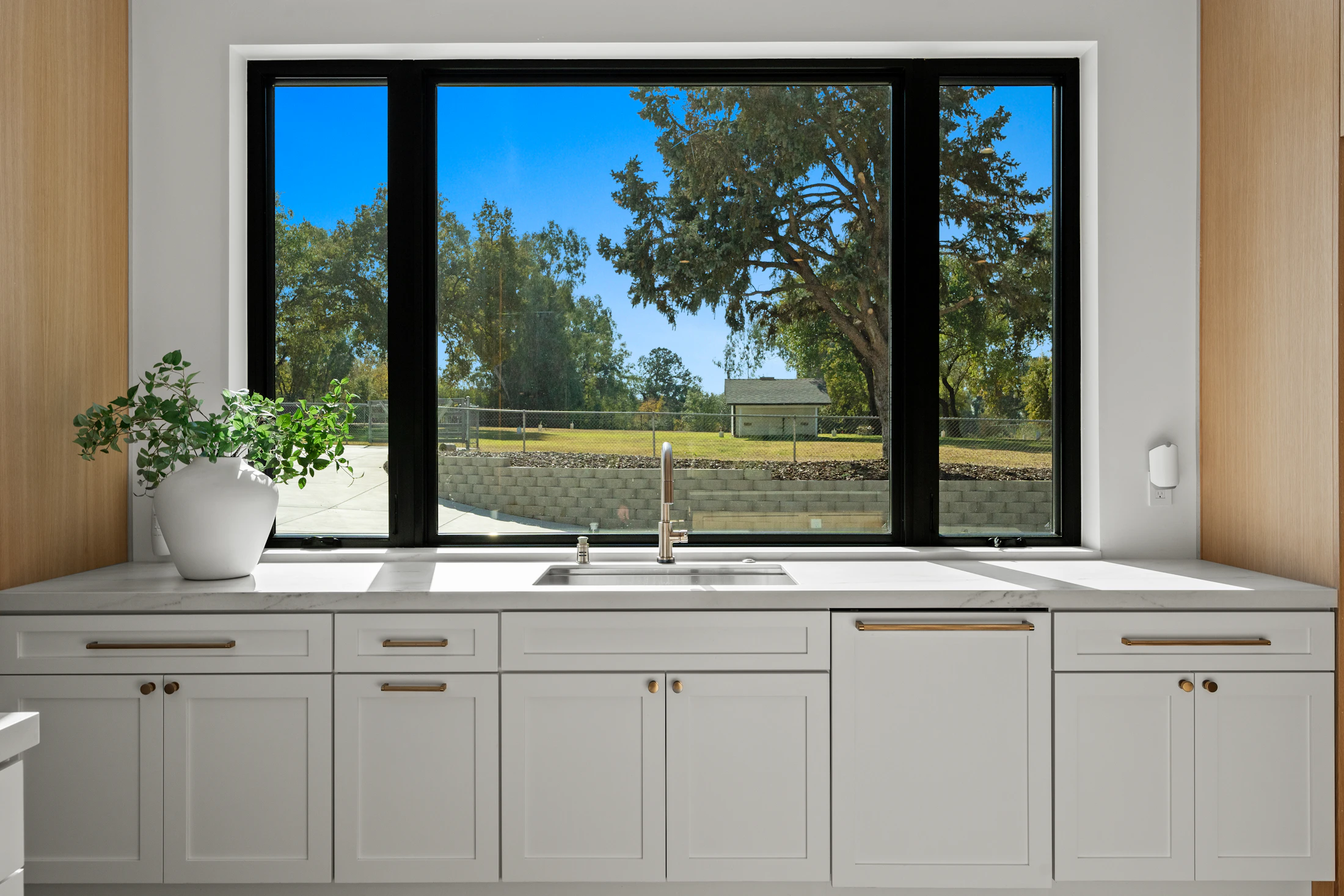 White shaker kitchen with brass knobs and cabinet pulls